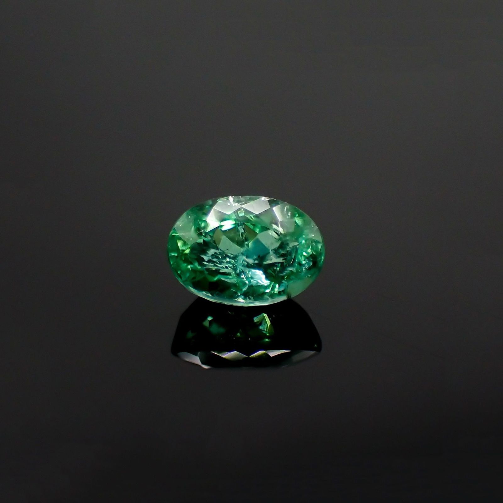 パライバトルマリン(宝石名トルマリン/別名パライバ・トルマリン) ブラジル産 ソ付(宝貴協) 0.633ct / 5.8×4.2mm前後 [260111756]