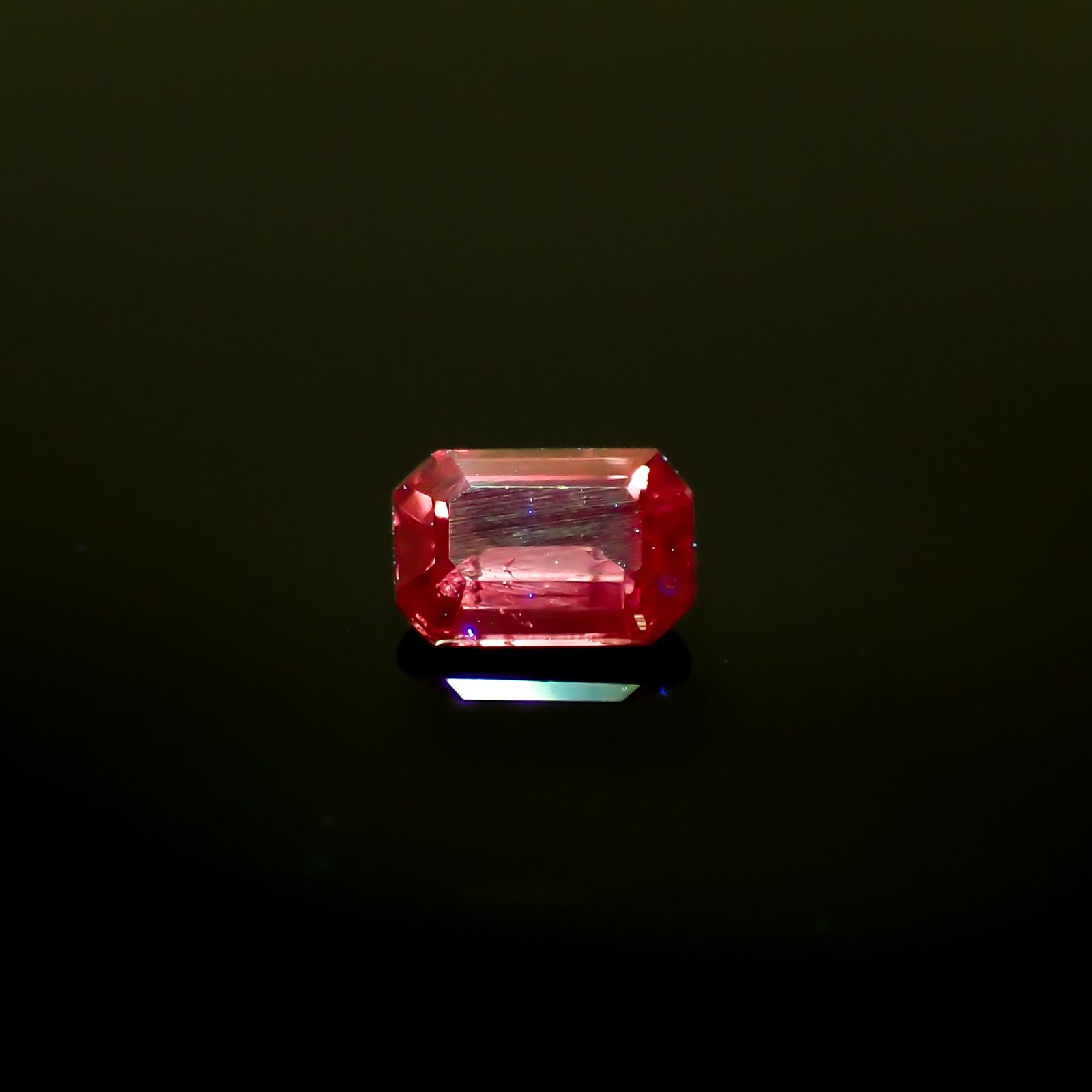 バーガンディーサファイア(宝石名サファイア)タンザニア産 0.24ct 識別済[240226288]4.1x2.7mm前後