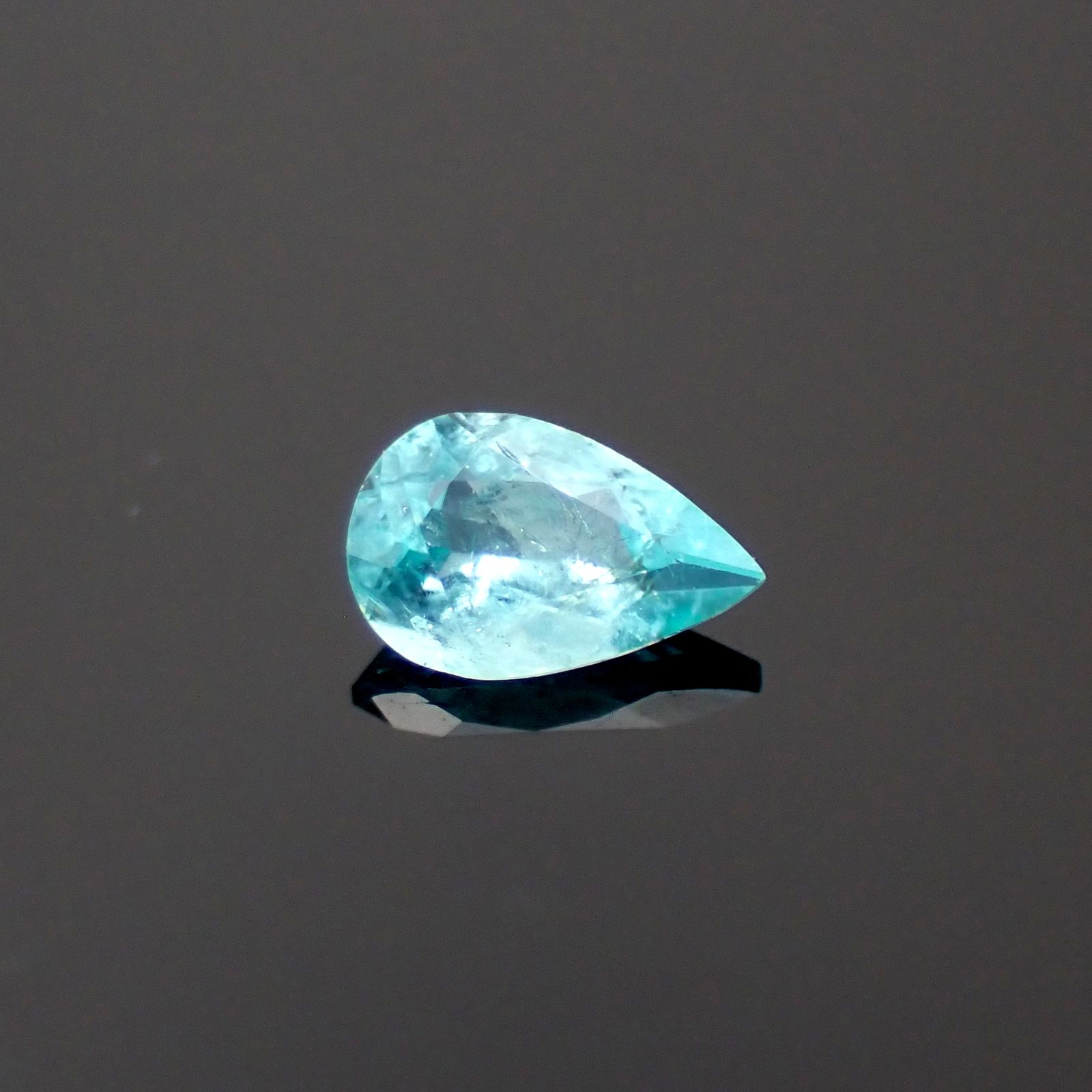 パライバトルマリン(宝石名トルマリン/別名パライバ・トルマリン)ブラジル・パライバ州バターリャ鉱山産 0.076ct 識別済[230622335]3.8x2.4mm前後