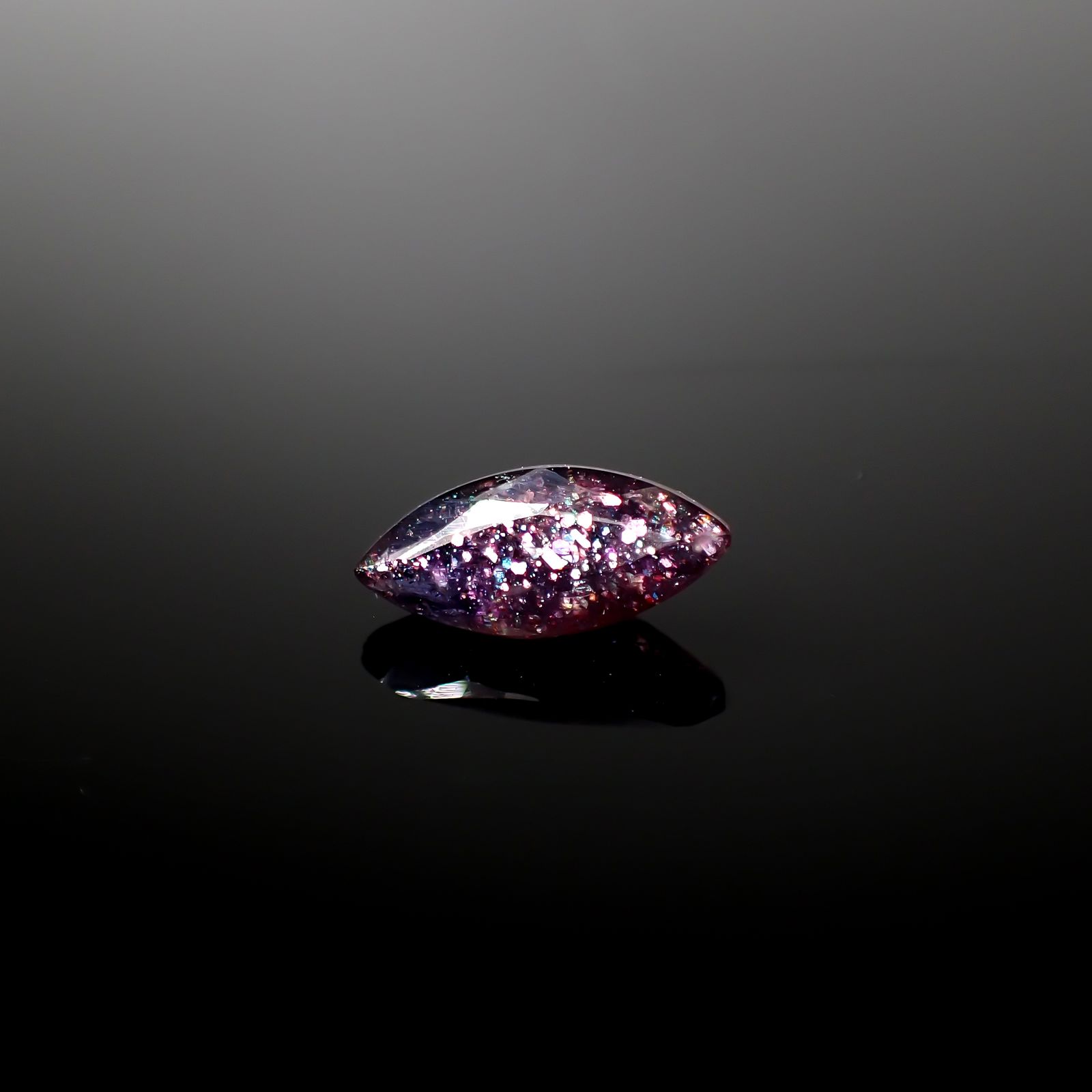 ブラッドショットアイオライト インド産 1.72ct [241129462]12.7x5.7mm前後