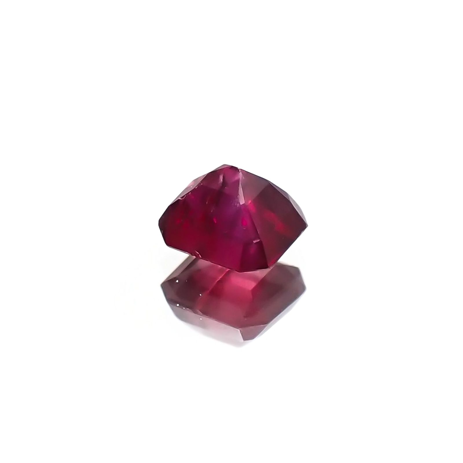ルビー 非加熱(宝石名ルビー) マダガスカル産 識別済 0.27ct / 3.5x3.1mm前後 [210711714]
