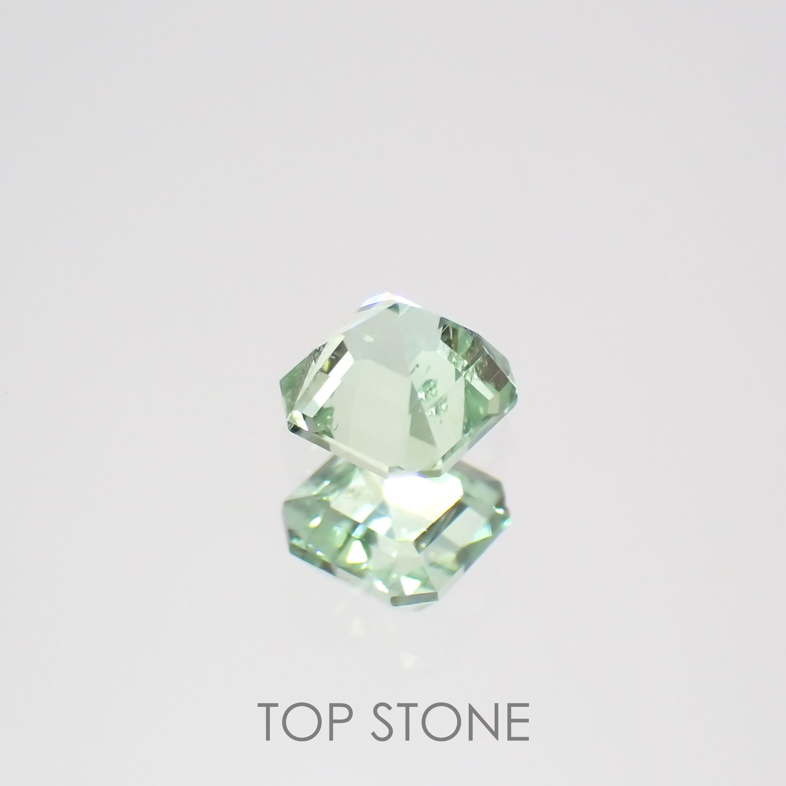 バナジウムコーネルピン(宝石名コーネルピン)タンザニア・タンガ州産 0.24ct 識別済[220115618]3.3x3.3mm前後