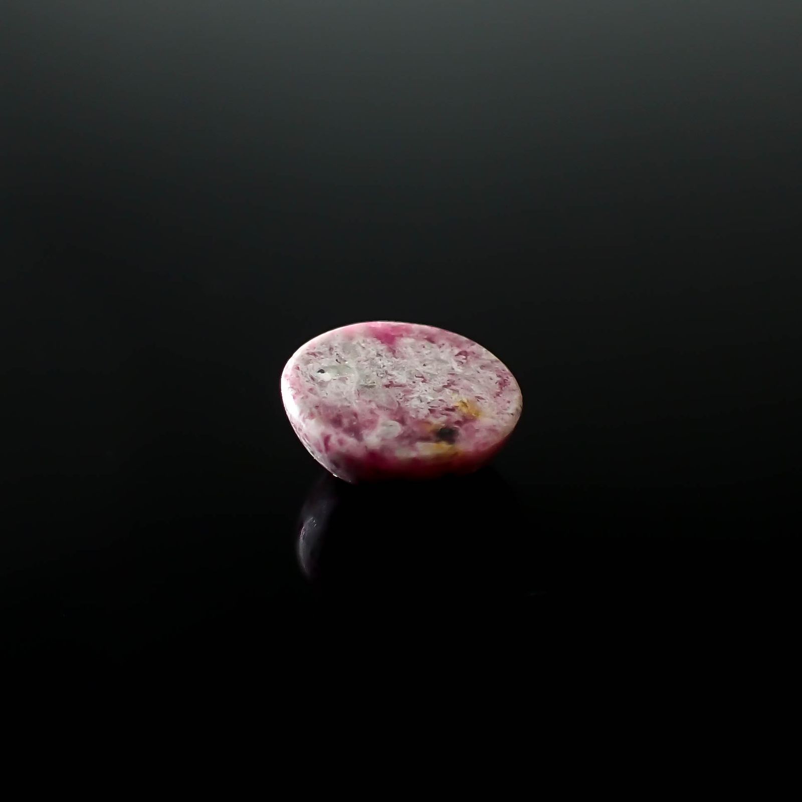 レッドベリル/ピンクベリル(母岩付き) アメリカ・ユタ州産 2.12ct [250730903]9.1x9.1mm前後