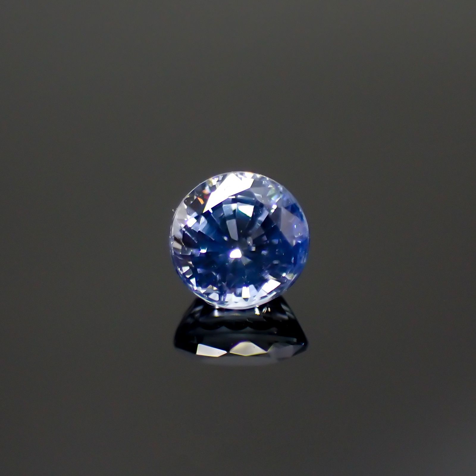 アイスブルーサファイア(宝石名サファイア)スリランカ/マダガスカル産 0.44ct 識別済[220515965]4.2x4.1mm前後