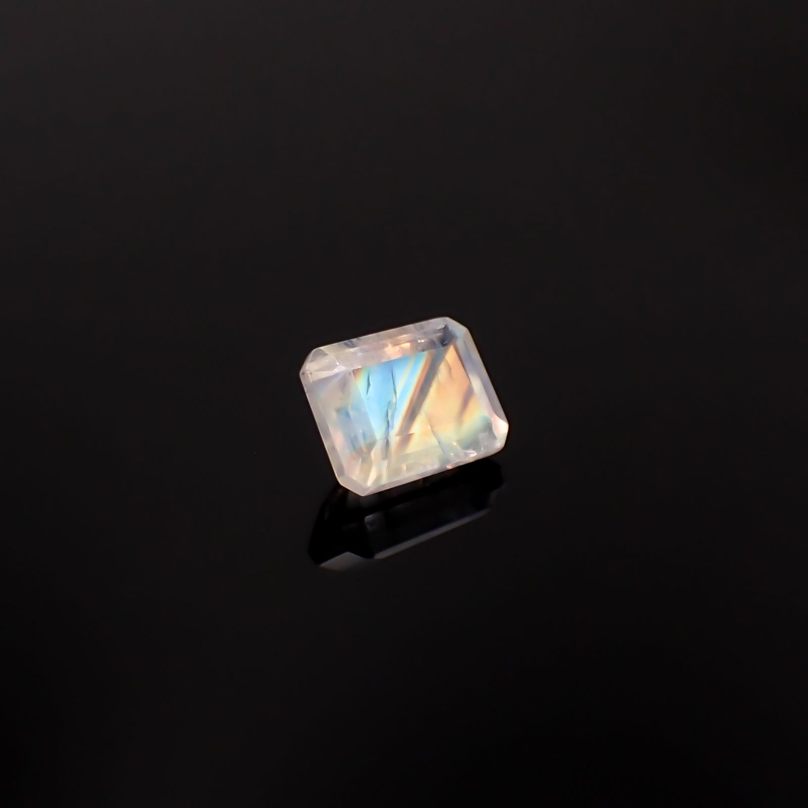 レインボームーンストーン インド・ビハール産 1.92ct / 8.1x6.4mm前後 [260431969]