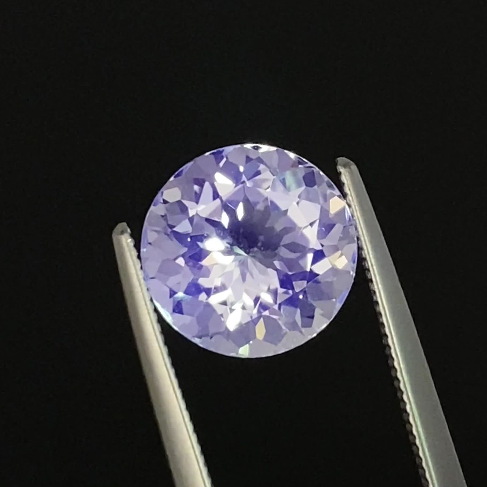 クリアな輝きと蛍光性が魅力「オーソクレース」を宝石・鉱物視点から