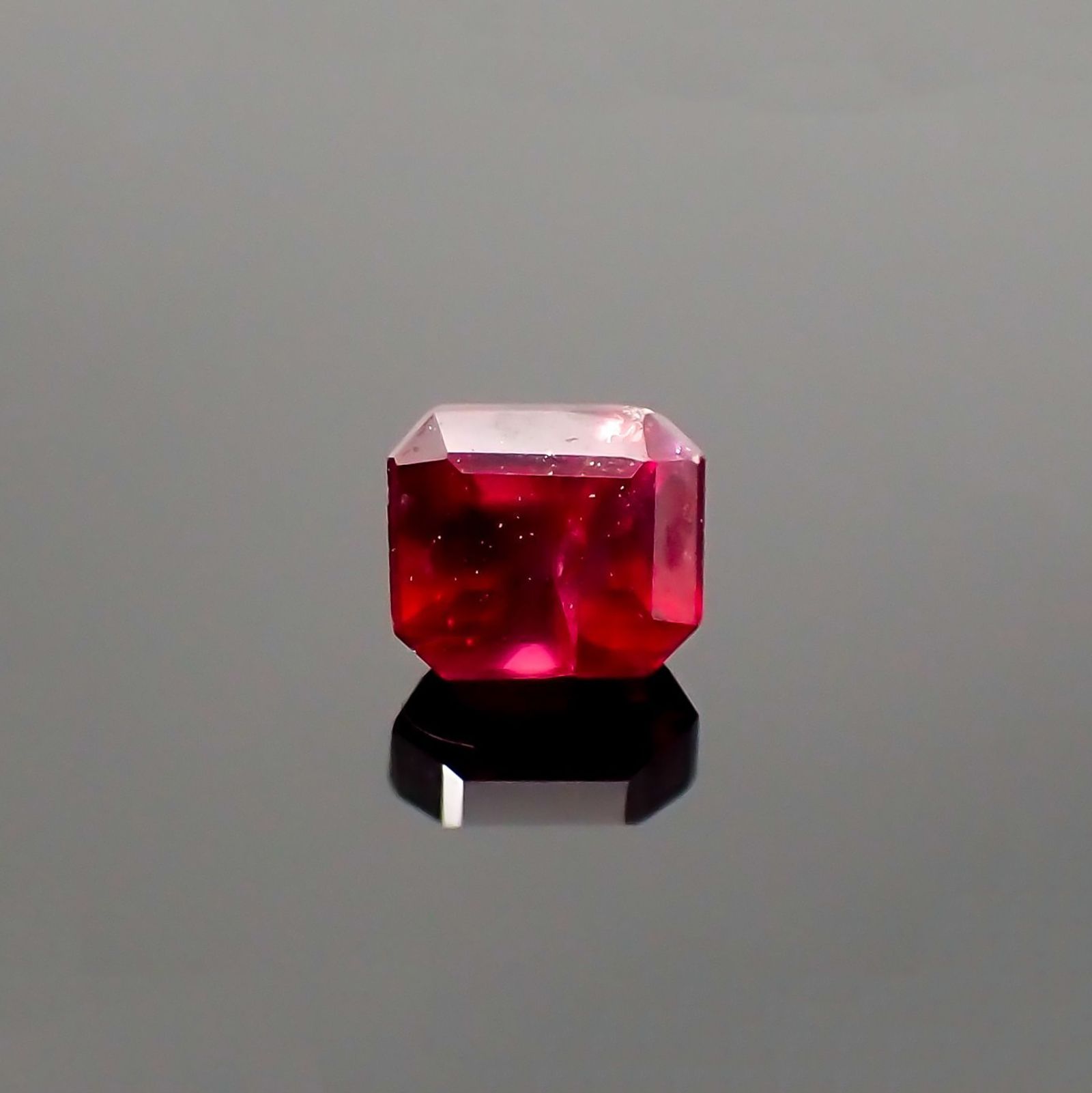 ルビー 非加熱(宝石名ルビー) マダガスカル産 識別済 0.27ct / 3.5x3.1mm前後 [210711714]