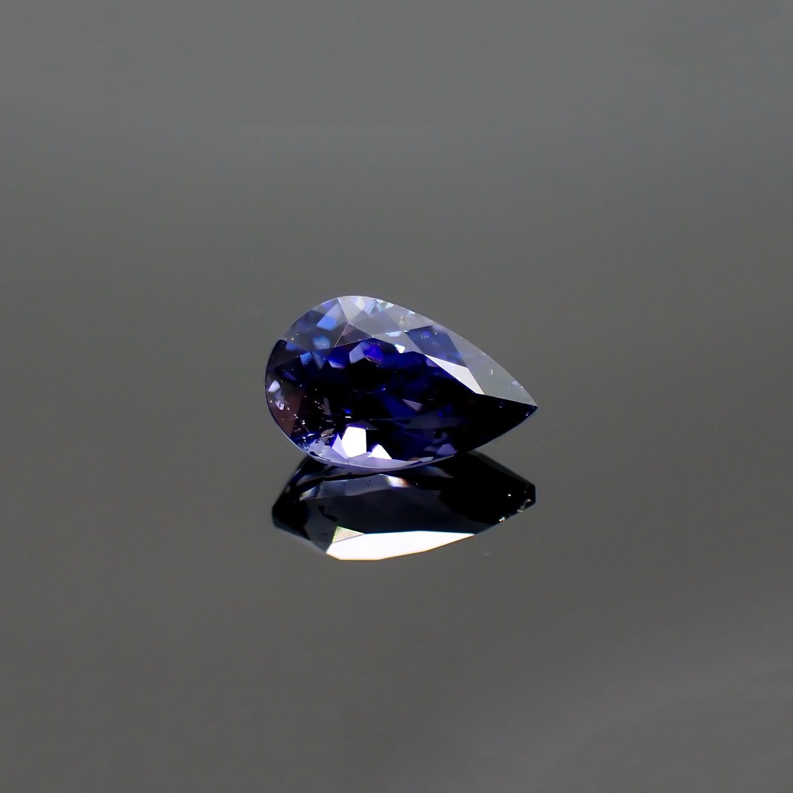 ベニトアイト(宝石名ベニトアイト) アメリカ・カリフォルニア州産 ソ付(彩珠) 1.435ct / 8.1x5.5mm前後 [20052504]