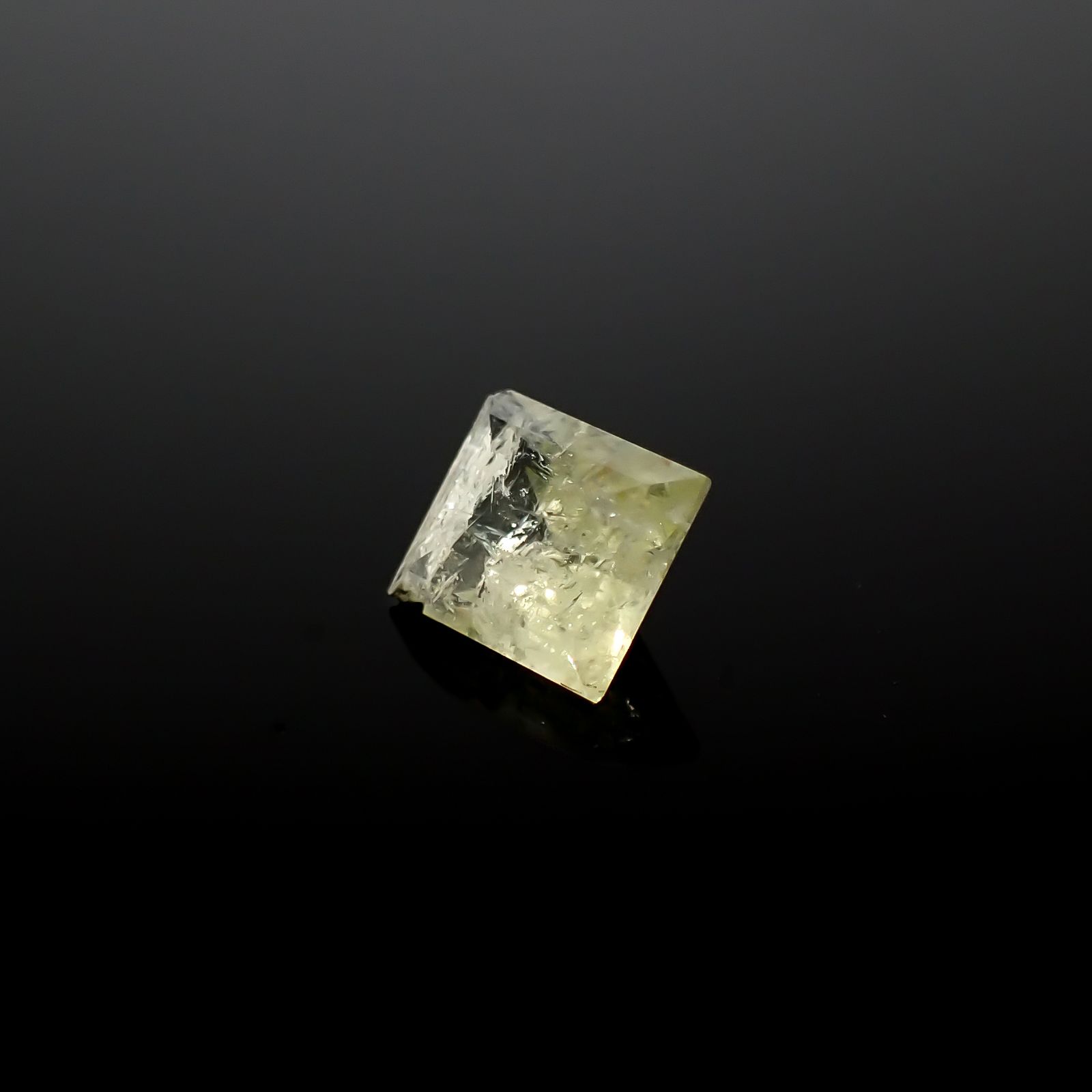 バーバンカイト(宝石名バーバンカイト)ロシア産 0.589ct ソ付(日独)[240929131]4.89x4.42mm前後