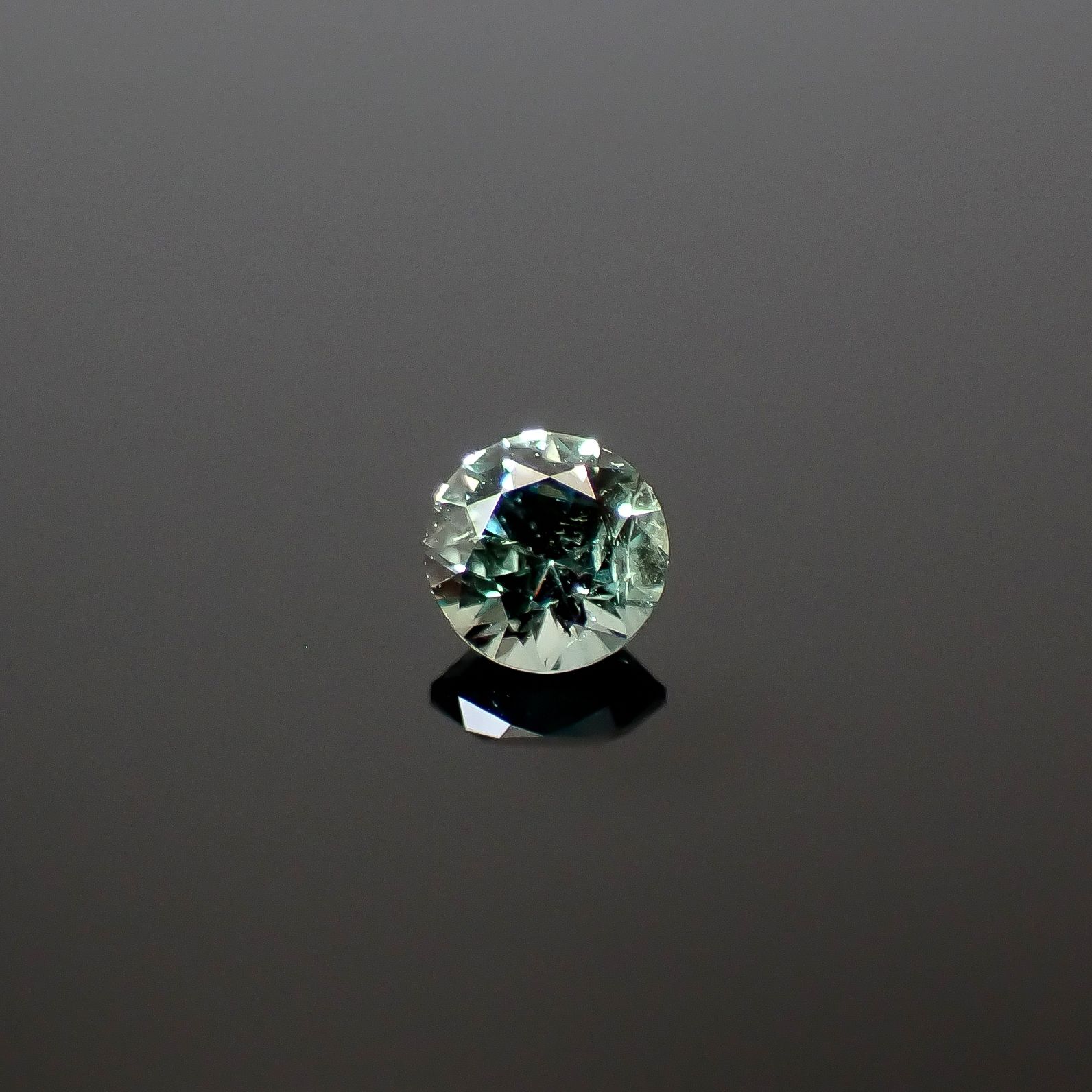 アレキサンドライト ロシア産 0.094ct / 2.7x2.7mm前後 [260532149]