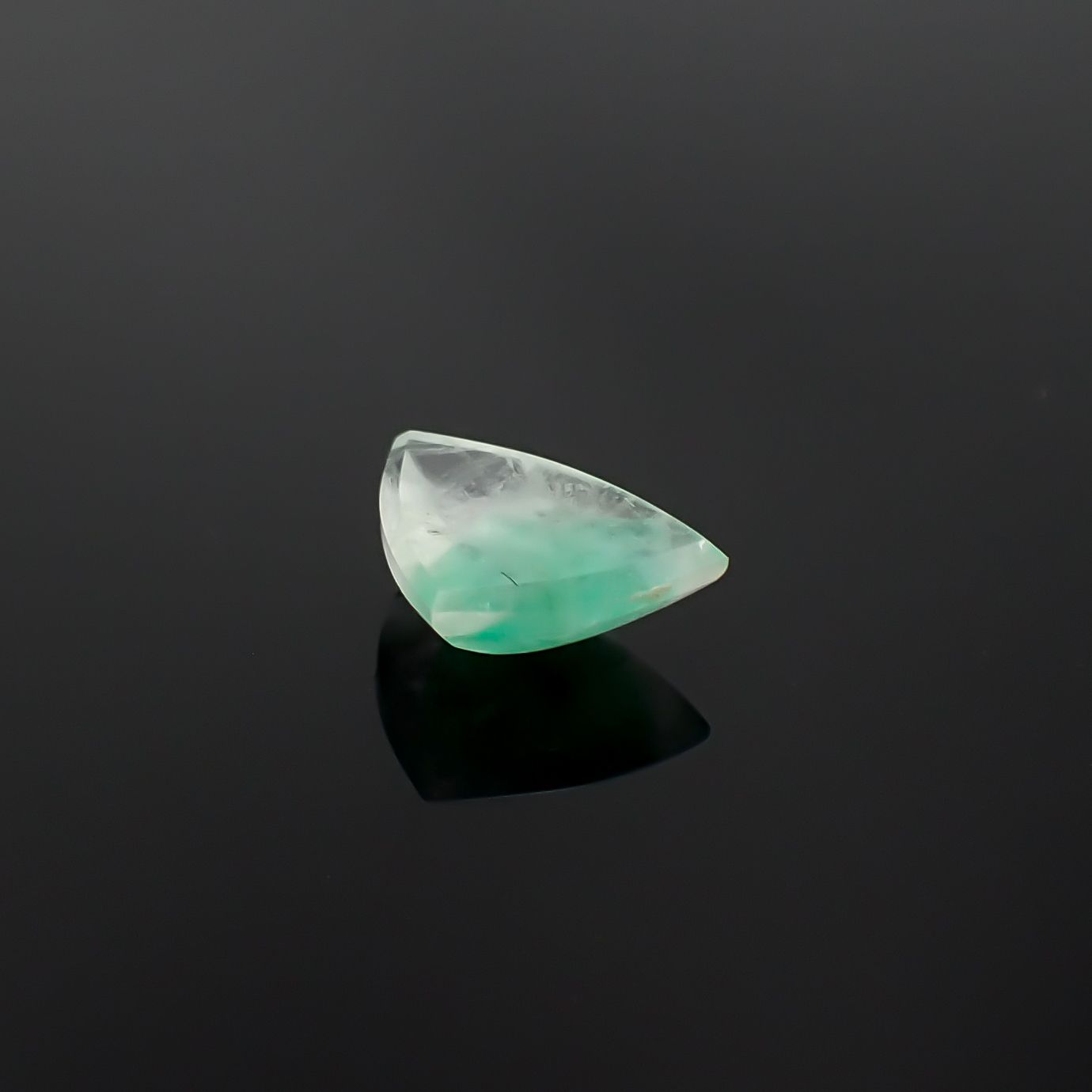 エメラルドインクォーツ ブラジル産 2.46ct / 8.9x11.7mm前後 [260432037]
