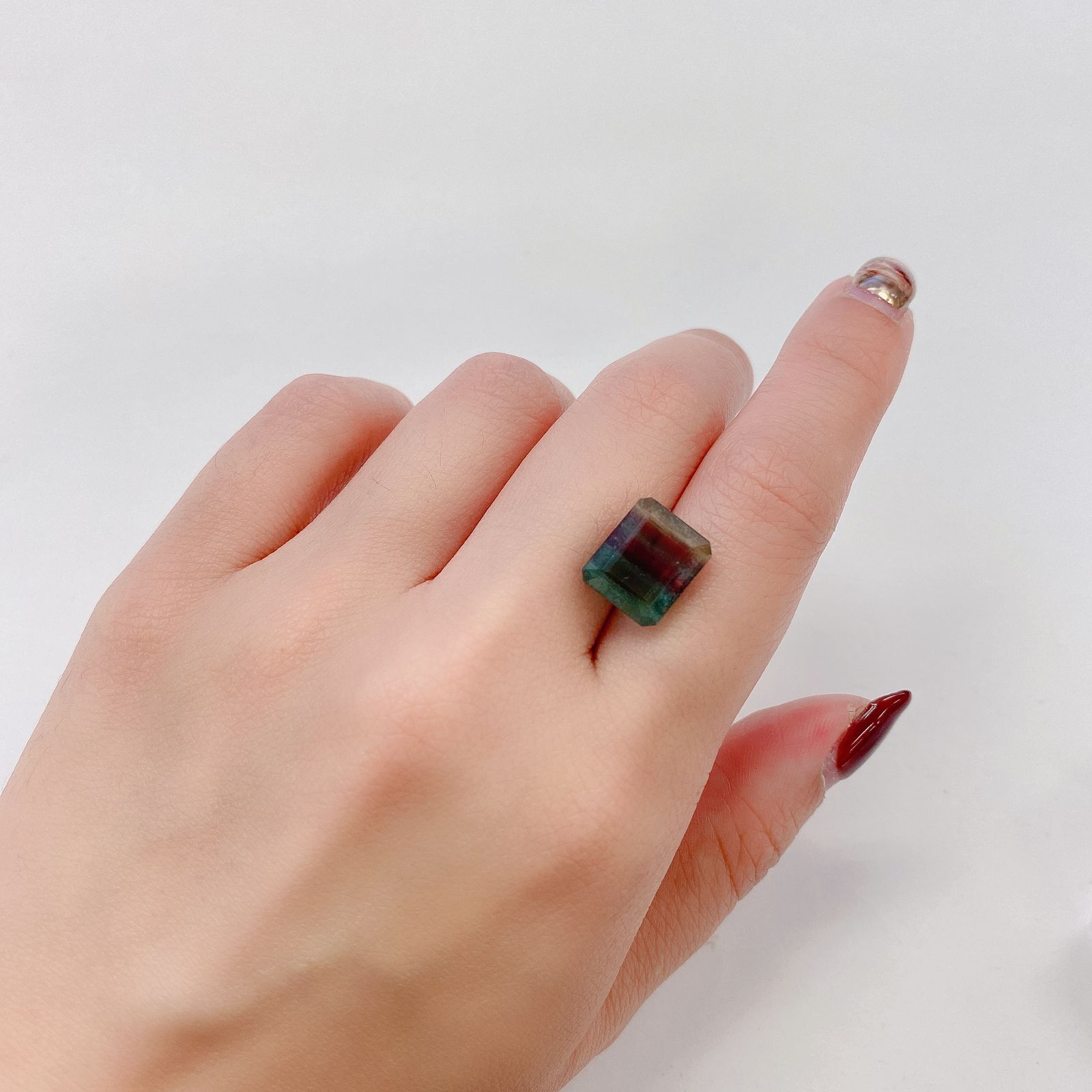 パーティカラーフローライト(宝石名パーティカラード・フルオライト) ブラジル産 6.88ct 識別済[20107063]11.9×9.9mm前後