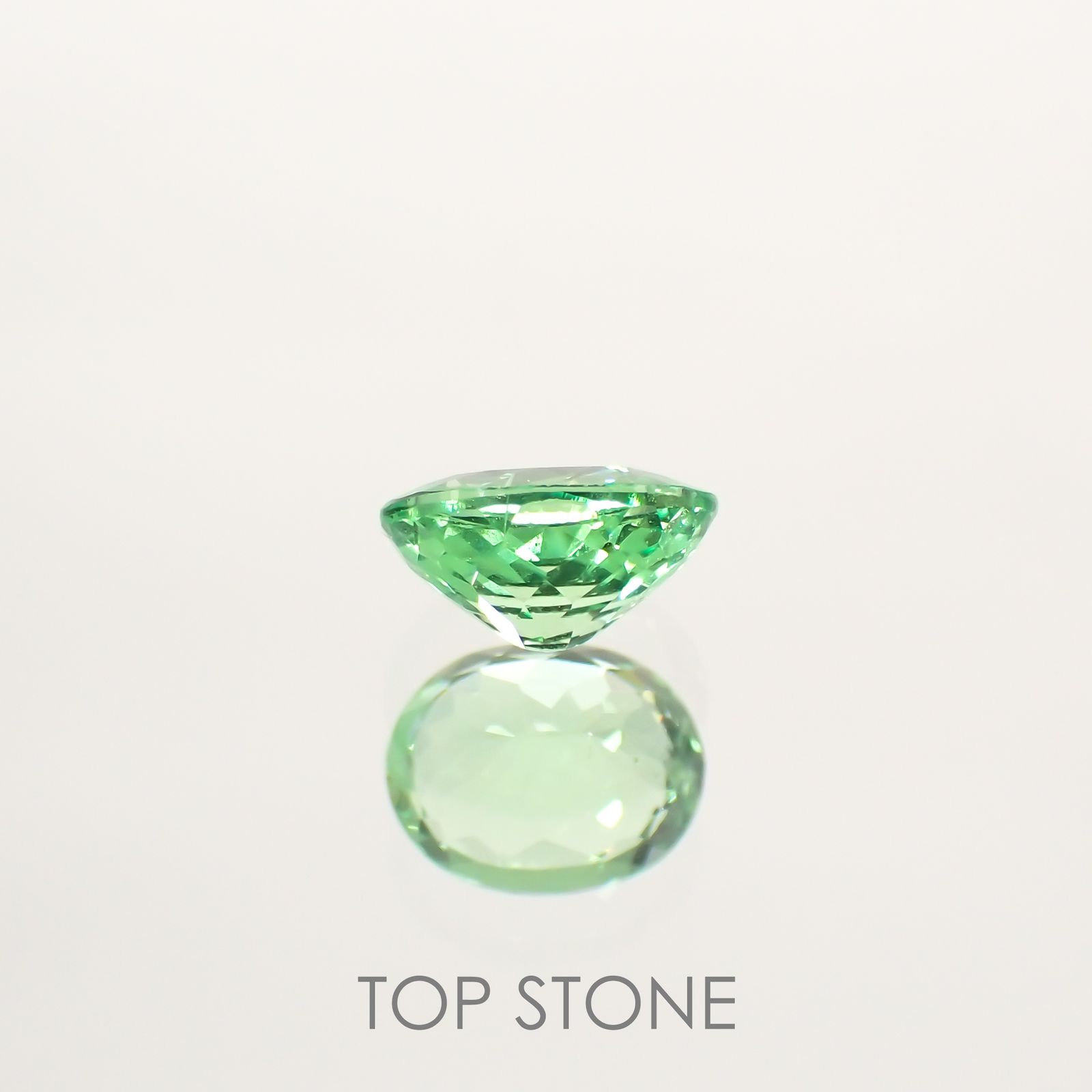 ミントガーネット(宝石名グリーン グロッシュラー・ガーネット) タンザニア産 0.602ct ソ付(彩珠)[210711926]5.7×4.4mm前後