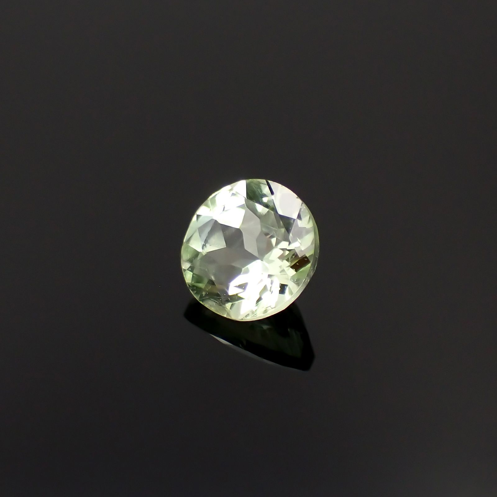 ミントガーネット タンザニア産 0.59ct[231023722]5.2x5.2mm前後