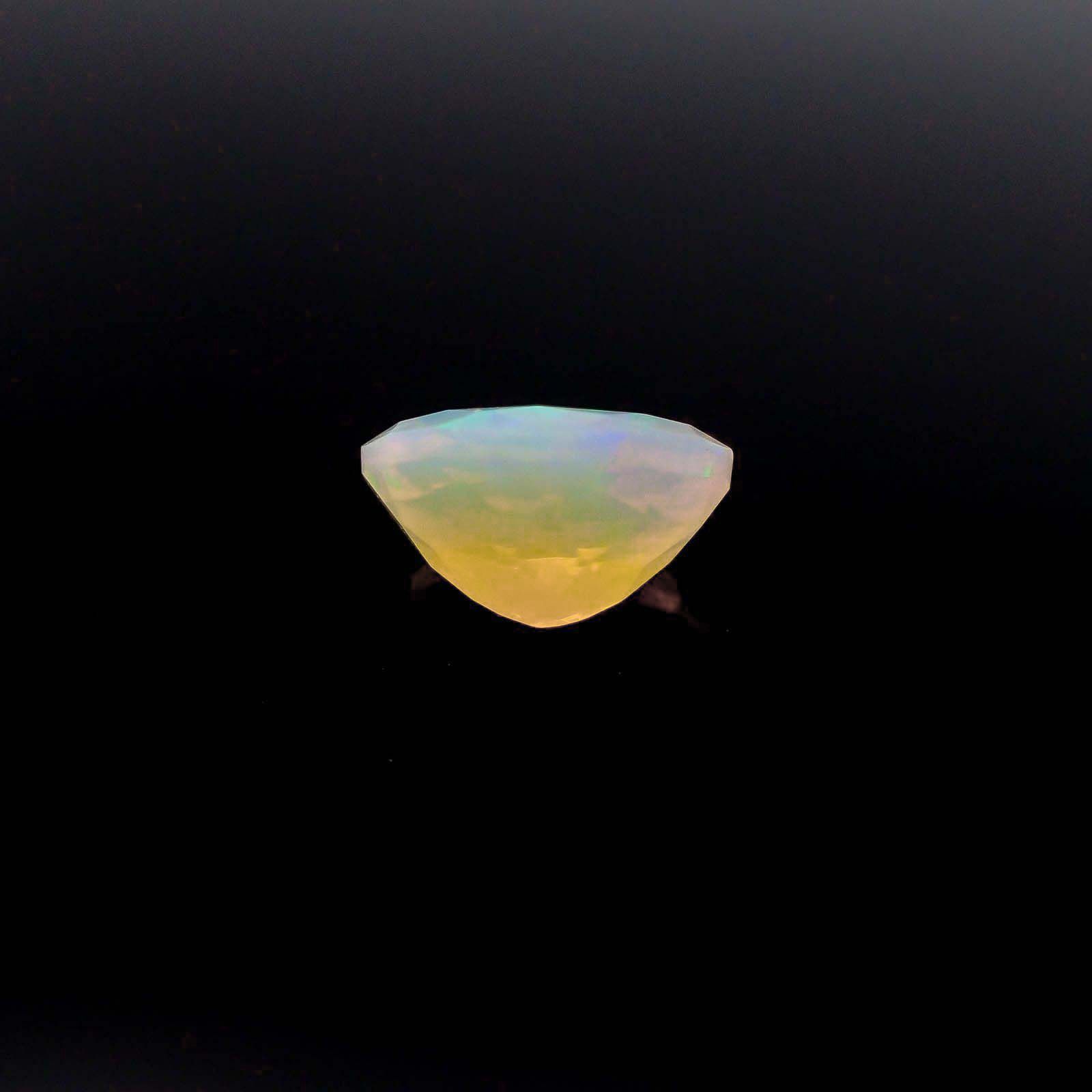 エチオピアオパール(宝石名オパール)エチオピア産 識別済 2.33ct / 10.9x9mm前後 [260422905]