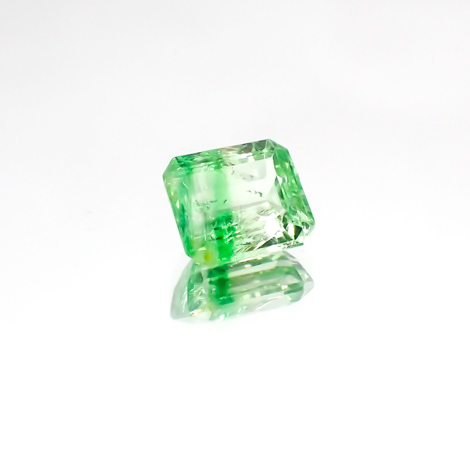バイカラーツァボライト(宝石名グリーン グロッシュラー・ガーネット)タンザニア産 1.04ct 識別済[231124263]6x5mm前後