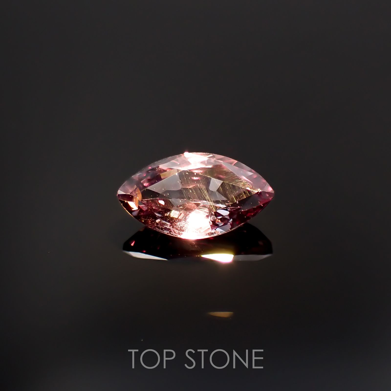 カラーチェンジガーネット アレキタイプ(宝石名ガーネット)マダガスカル・ベキリー産 0.73ct 識別済[221219612]7.8x4.4mm前後
