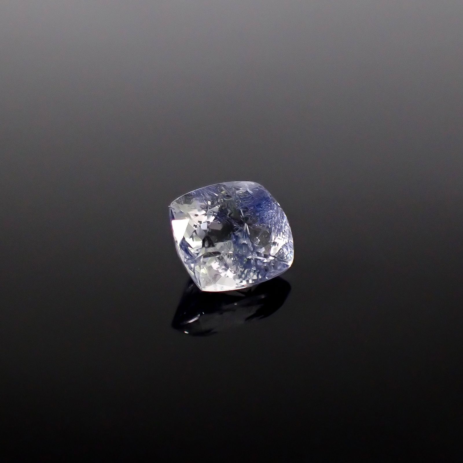 デュモルチェライトインクォーツ ブラジル産 1.57ct / 7.7x6.9mm前後 [260331840]