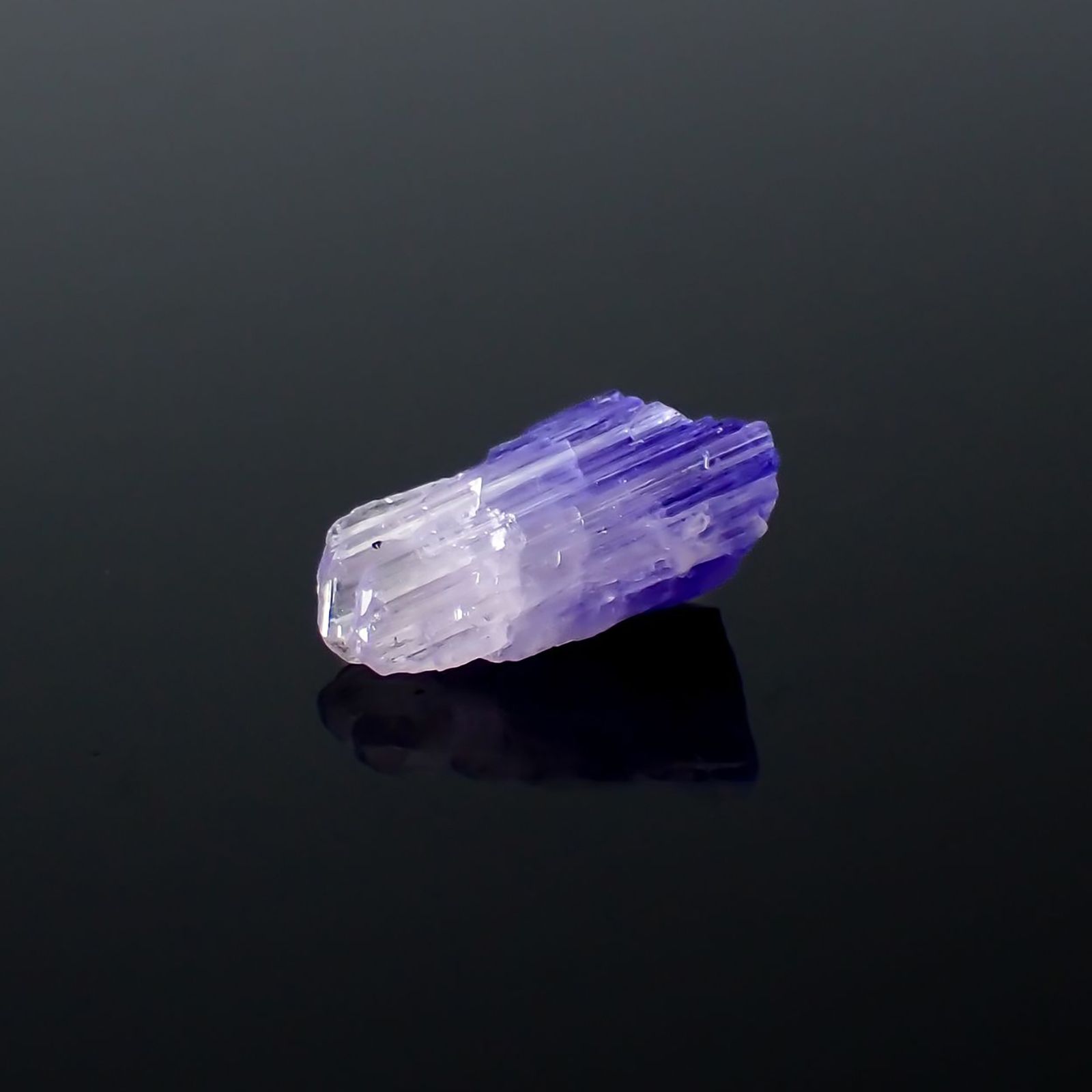 バイカラータンザナイト 原石 タンザニア産 3.77ct / 14x8mm前後 [260424989]
