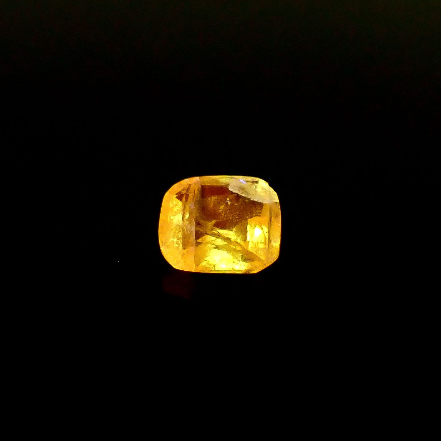 イエローアウイナイト フルオレッセンス(宝石名イエロー・アウイナイト)アフガニスタン産 0.243ct ソ付(日独)[250931150]4.42x4.07mm前後
