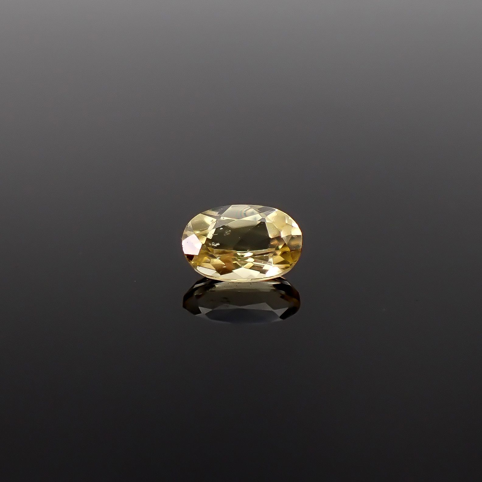 コンドロダイト(宝石名コンドロダイト)タジキスタン・パミール高原産 識別済 0.39ct / 5.5x3.6mm前後 [260131587]