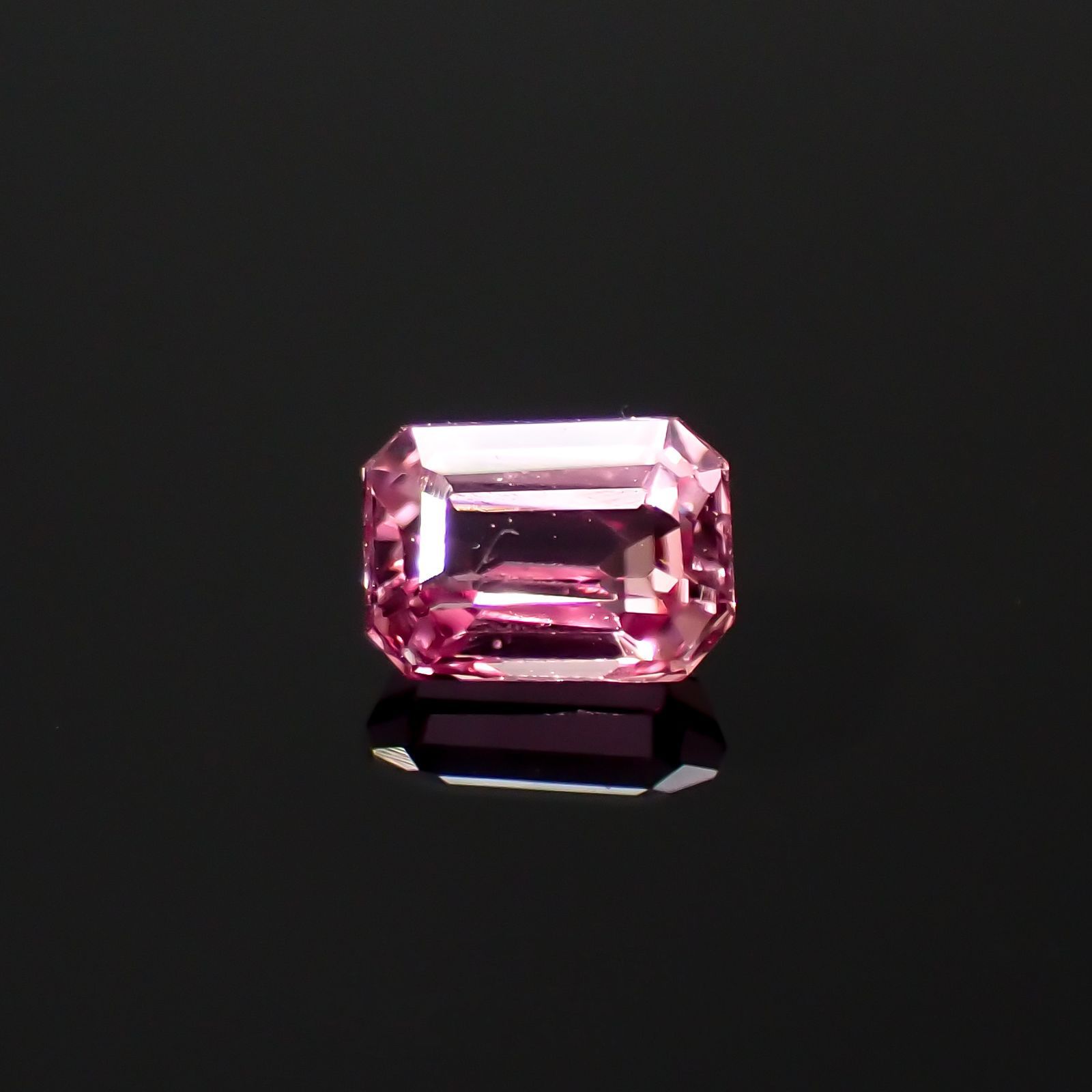 パパラチャサファイア(宝石名サファイア/別名パパラチャ・サファイア)スリランカ産 0.295ct DGL鑑付[220616470]4.07x2.99mm前後