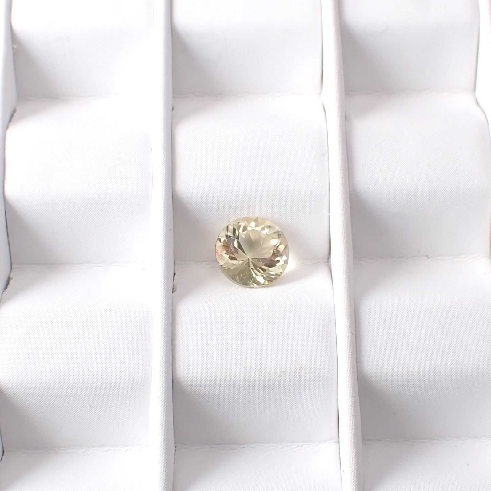 イエロースキャポライト(宝石名イエロー・スキャポライト)タンザニア産 識別済 0.78ct / 6.1x6.1mm前後 [251118027]