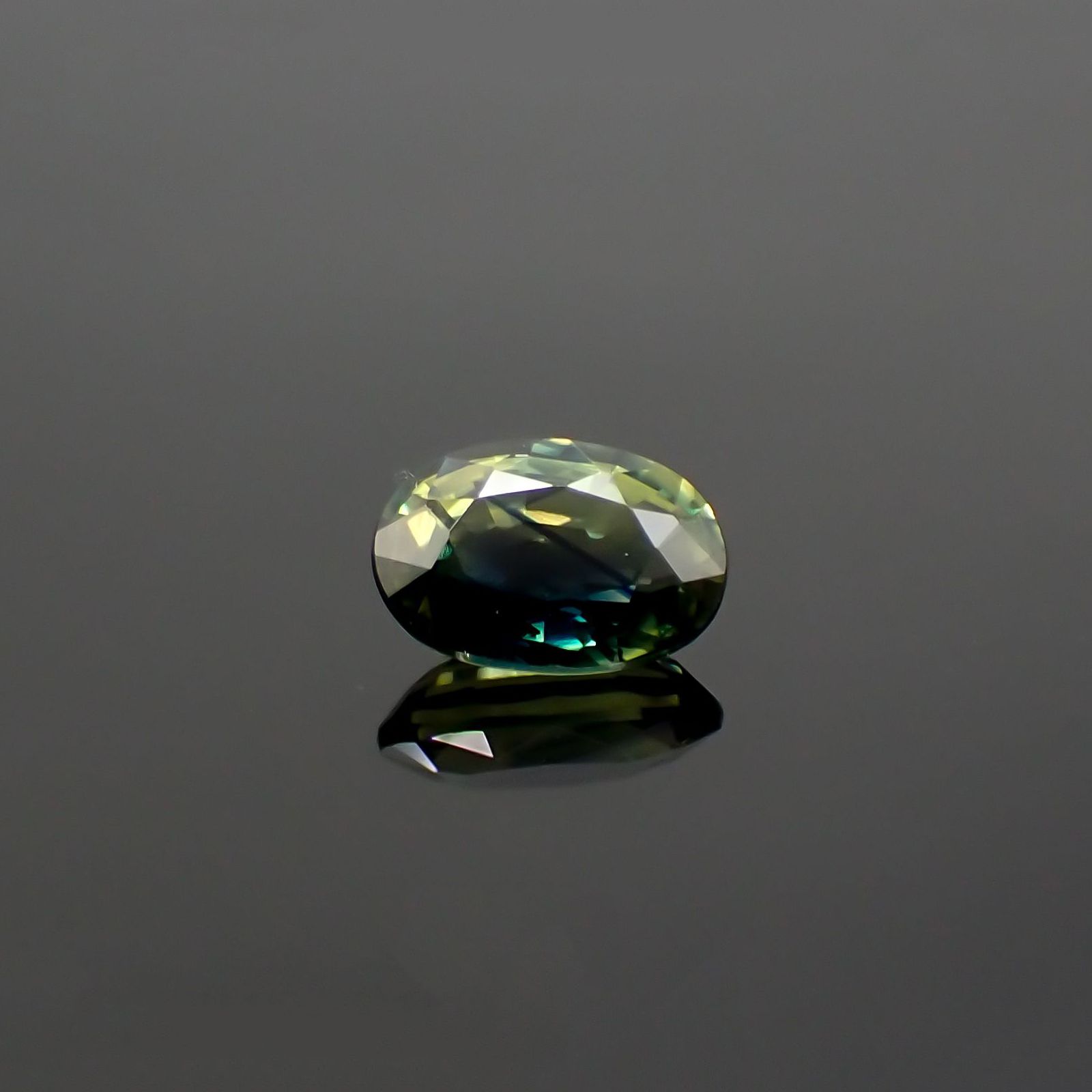 バイカラーサファイア(宝石名バイカラー・サファイア) タンザニア産 0.62ct 識別済[210711565]6×4.1mm前後