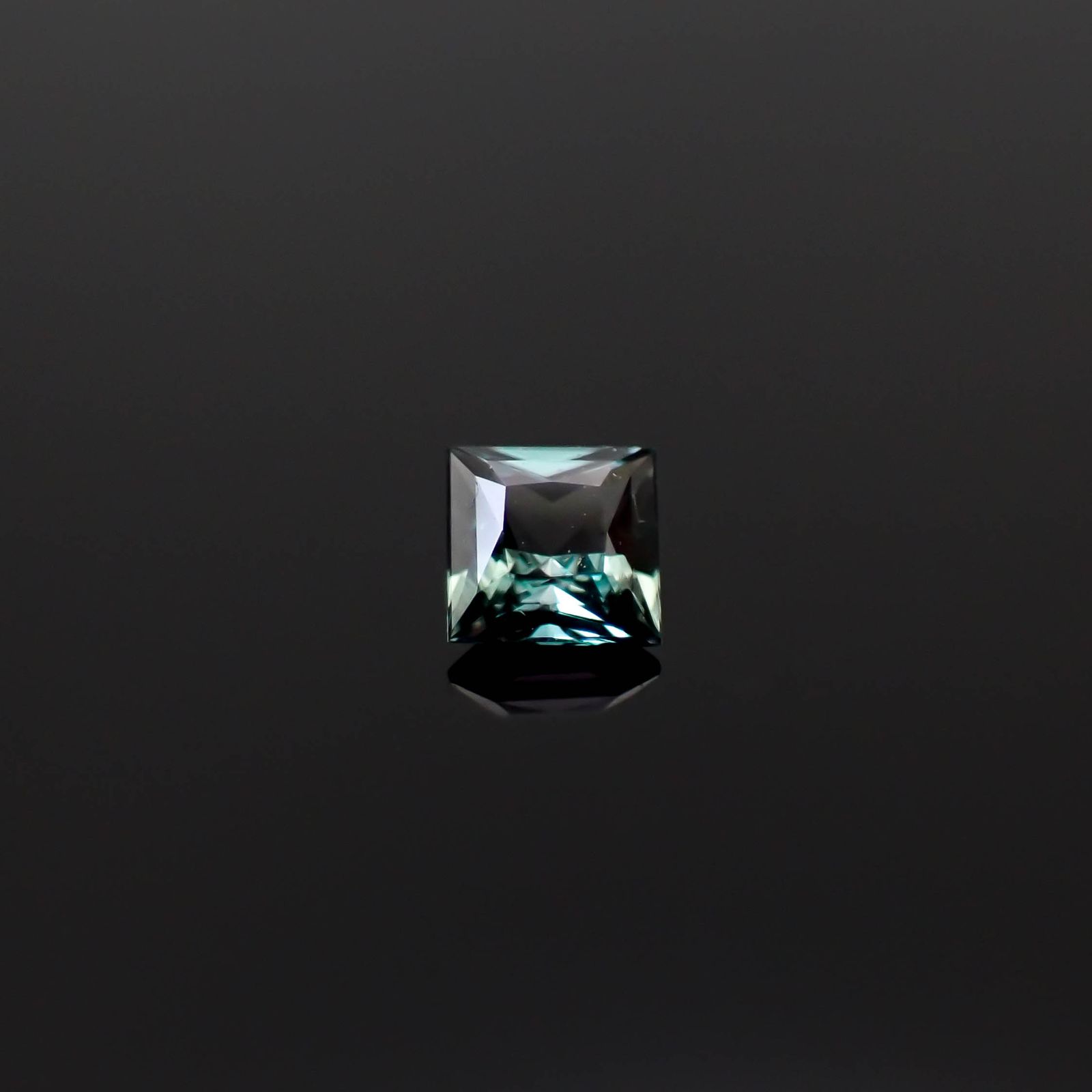◇プリンセスカット◇アレキサンドライト ブラジル産/EmeraldMain社製 0.066ct [250330066]2.2x2.2mm前後