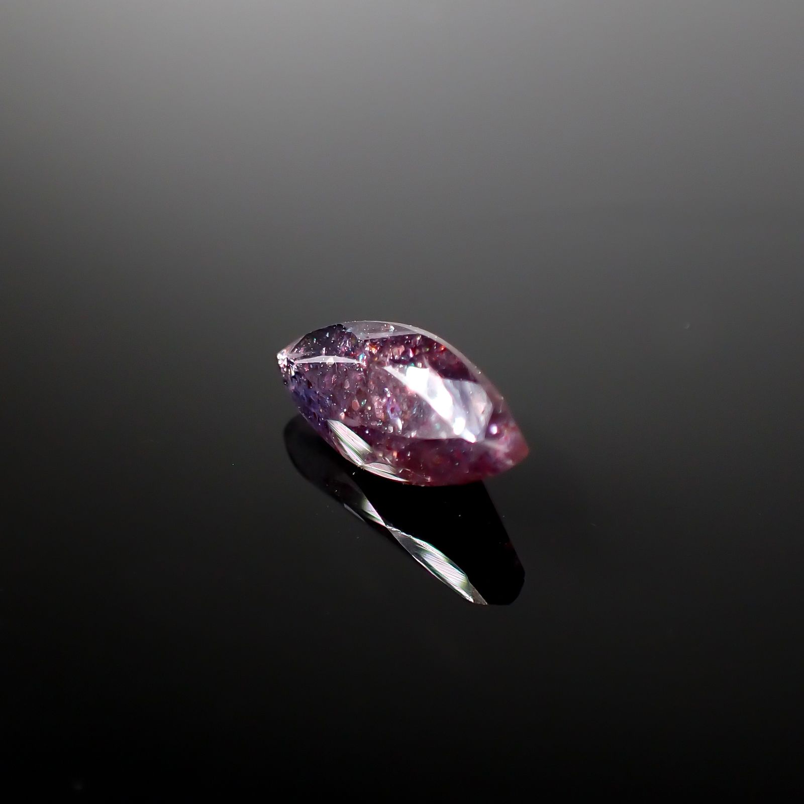 ブラッドショットアイオライト インド産 1.72ct [241129462]12.7x5.7mm前後