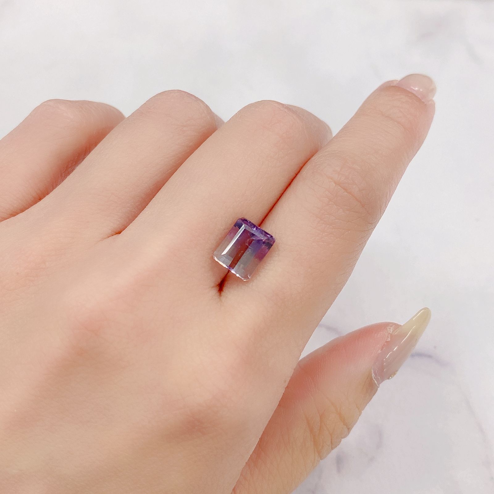 アワーグラスアメジスト(宝石名バイカラー・クォーツ) モロッコ産 2.73ct 識別済[21028590]8.8×7.3mm前後