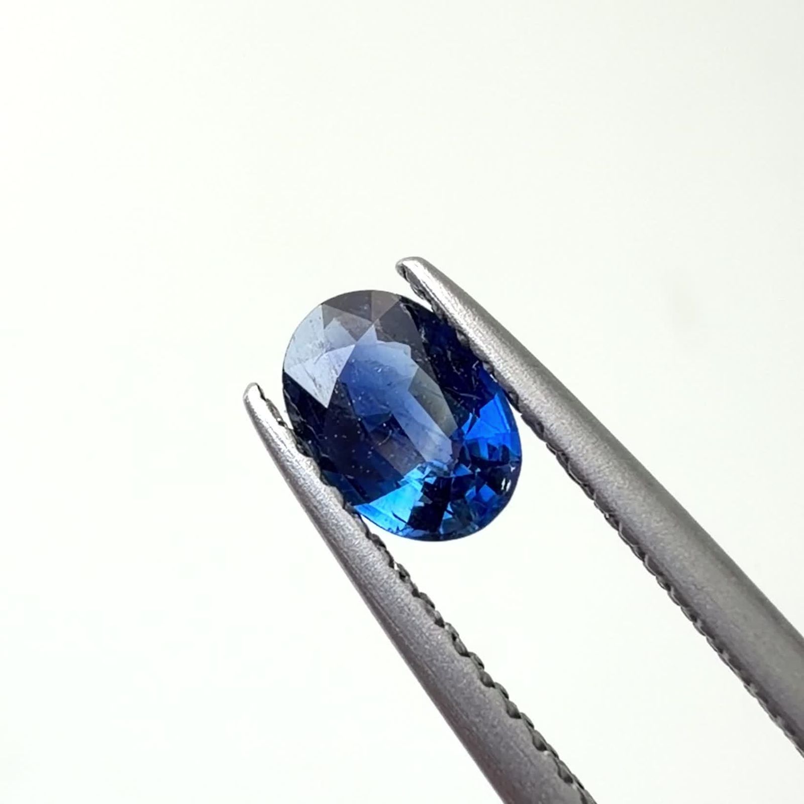 サファイア スリランカ/マダガスカル産 0.57ct / 6.2x4.3mm前後