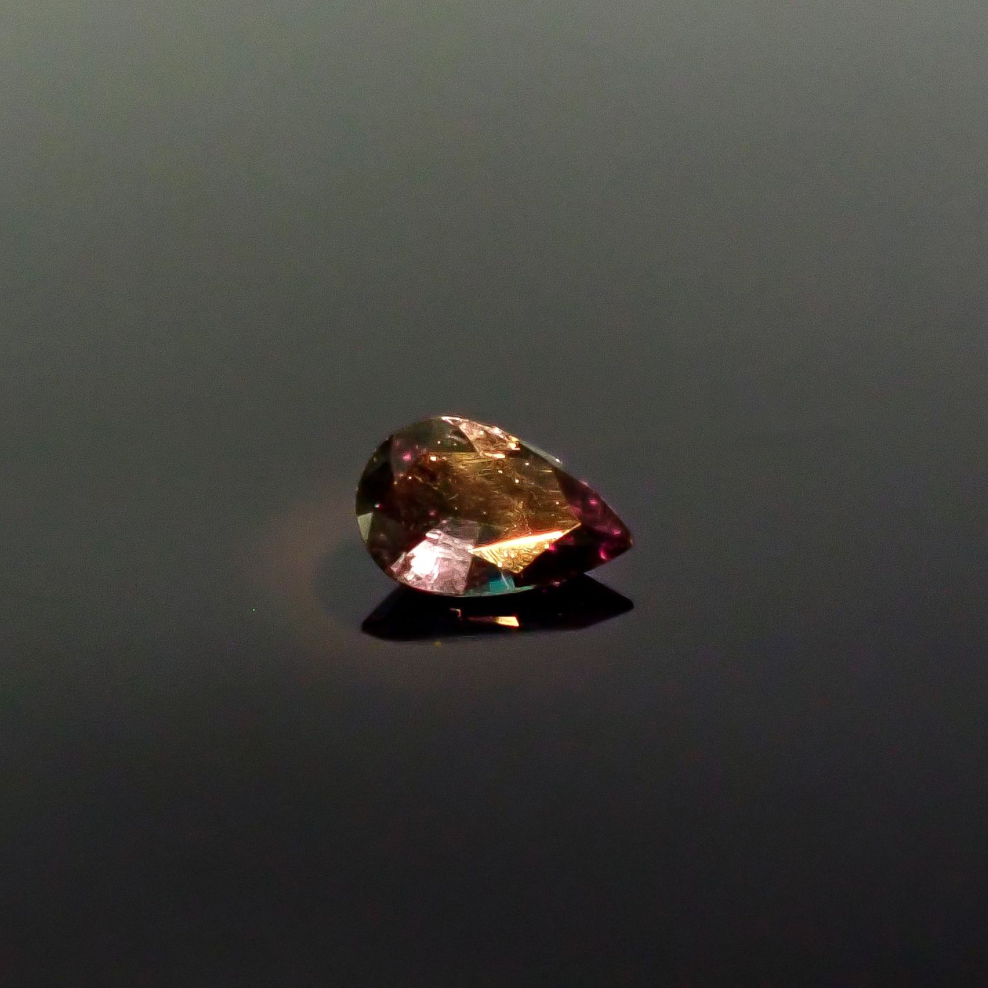 ベキリーブルーガーネット(宝石名パイロープ スペサルティン・ガーネット カラーチェンジ・タイプ)マダガスカル・ベキリー産 ソ付(彩珠) 0.357ct / 6.1x4.1mm前後 [251231538]