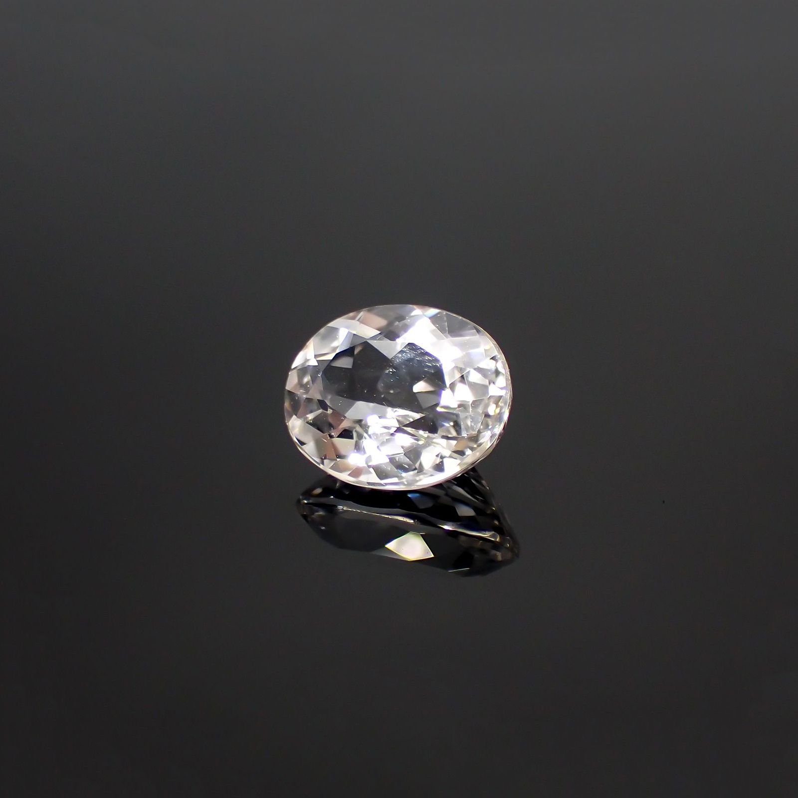 カラーレススポジュミン(宝石名ホワイト・スポジュミン) ブラジル産 2.90ct 識別済[210812623]9.8×7.9mm前後