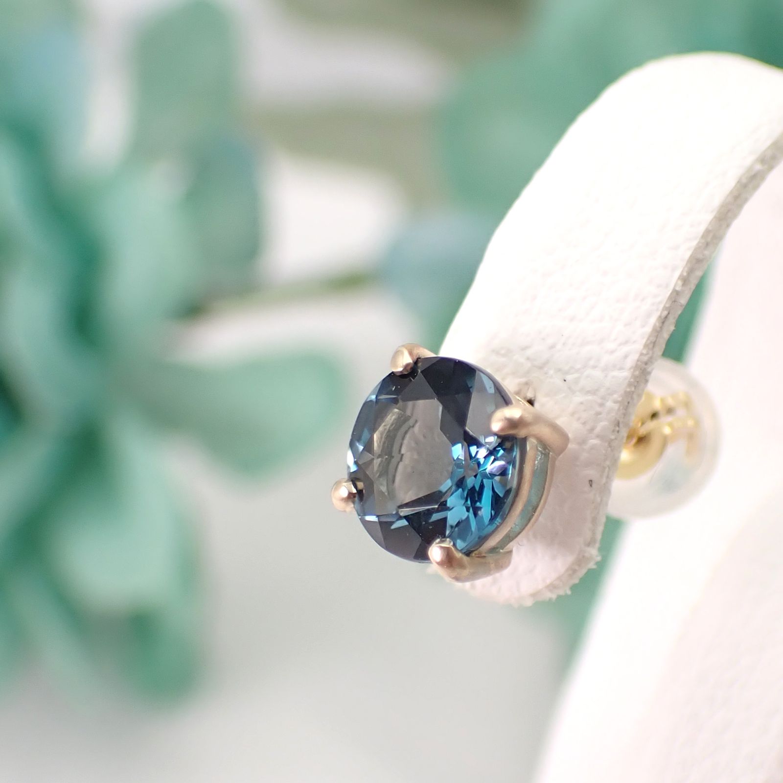 ピアス空枠：石留め▶ロンドンブルートパーズ（お客様製作例）