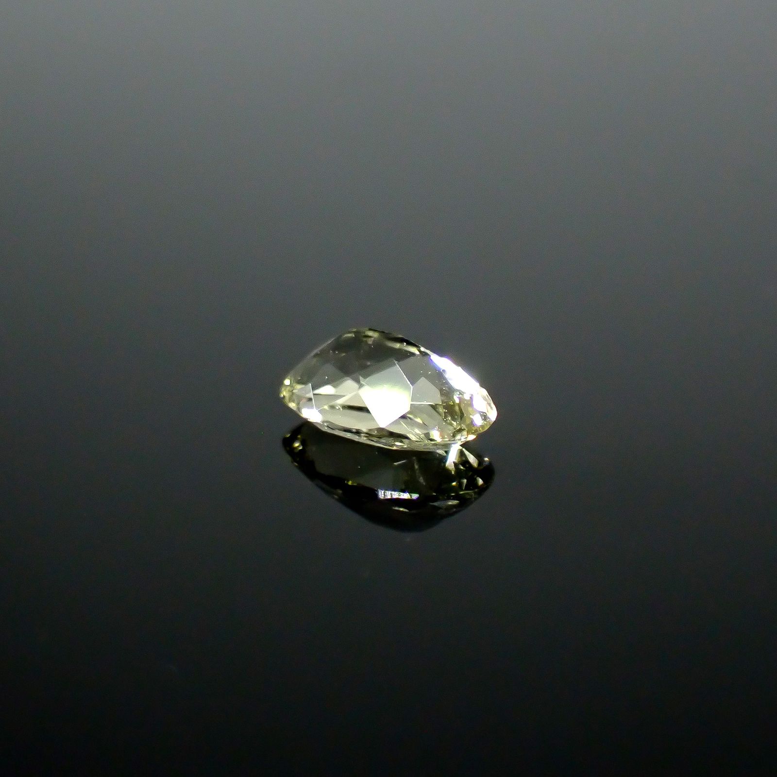 コーネルピン スリランカ産 0.51ct / 6.4x4mm前後 [251031236]