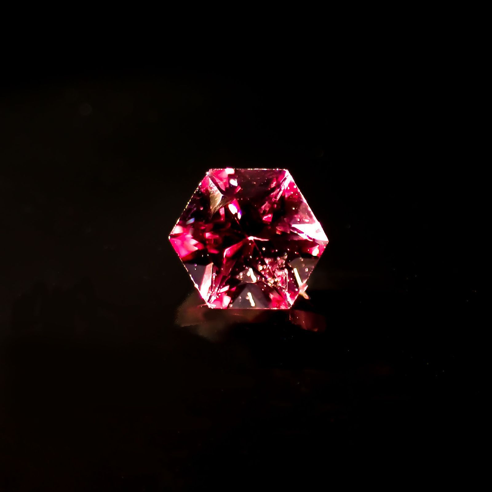 ◇ヘキサゴンカット◇カラーシフトマラヤガーネットSA(宝石名ガーネット)タンザニア産 0.41ct 識別済[221018205]4.1x4mm前後