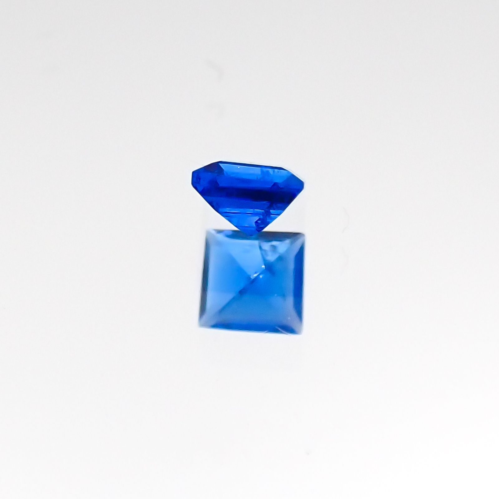 アウイナイト フルオレッセンス(宝石名アウイナイト) ドイツ産 0.045ct 識別済[20117654]2.3×2.2mm前後