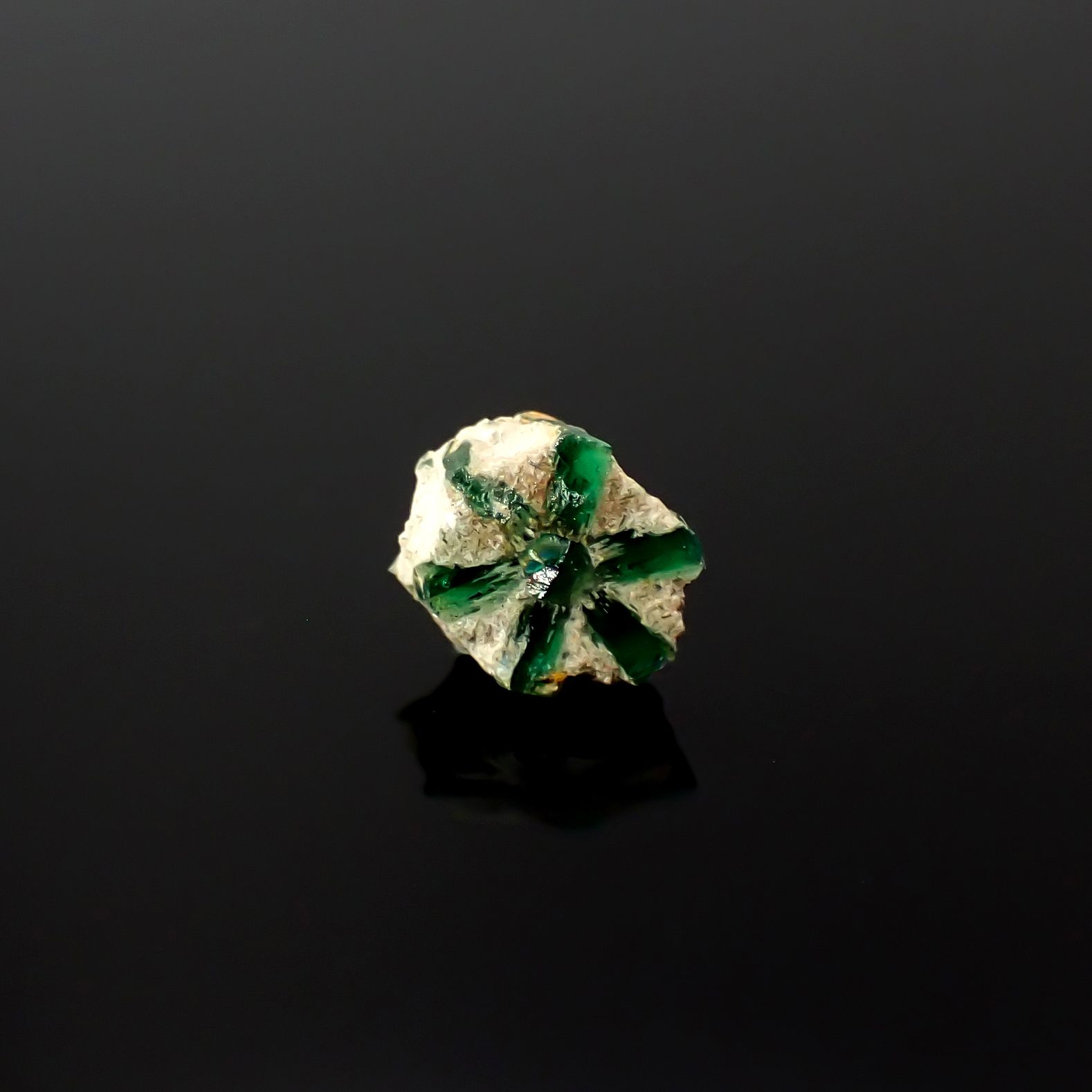 逆トラピッチェエメラルド 原石スライス コロンビア産 0.22ct[240627847]3.5x3.3mm前後