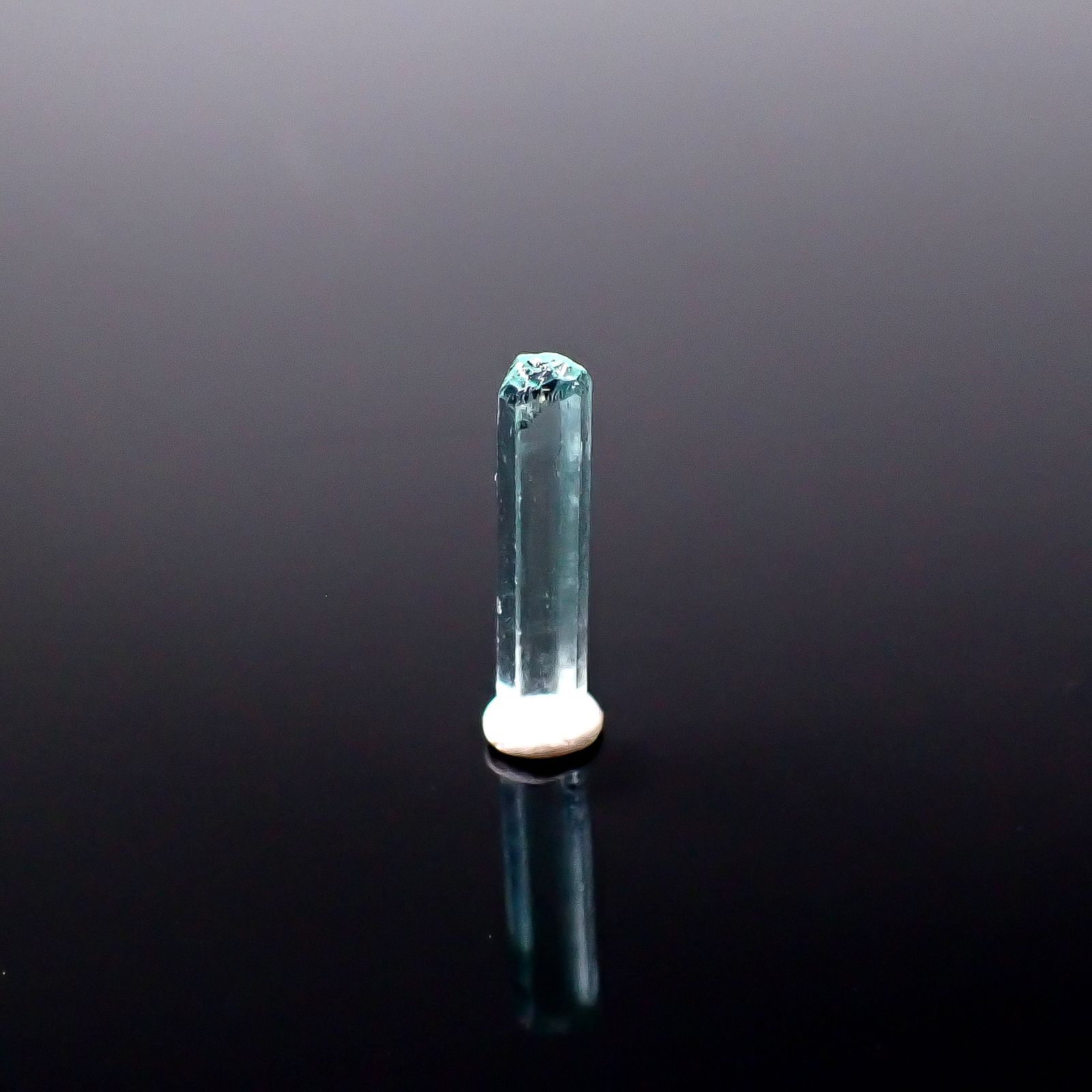 ミントベリル柱状結晶 原石 ナイジェリア産 1.27ct / 14.4x3.2mm前後 [251231418]