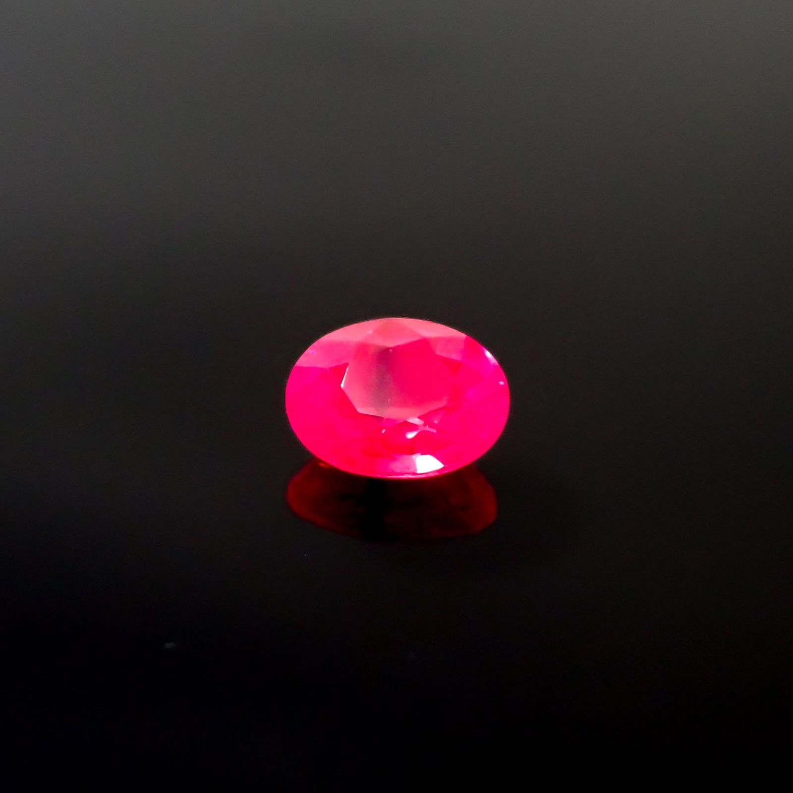 ルビー 非加熱(宝石名ルビー)マダガスカル産 GIA鑑付 0.61ct / 5.56x4.38mm前後 [260632489]