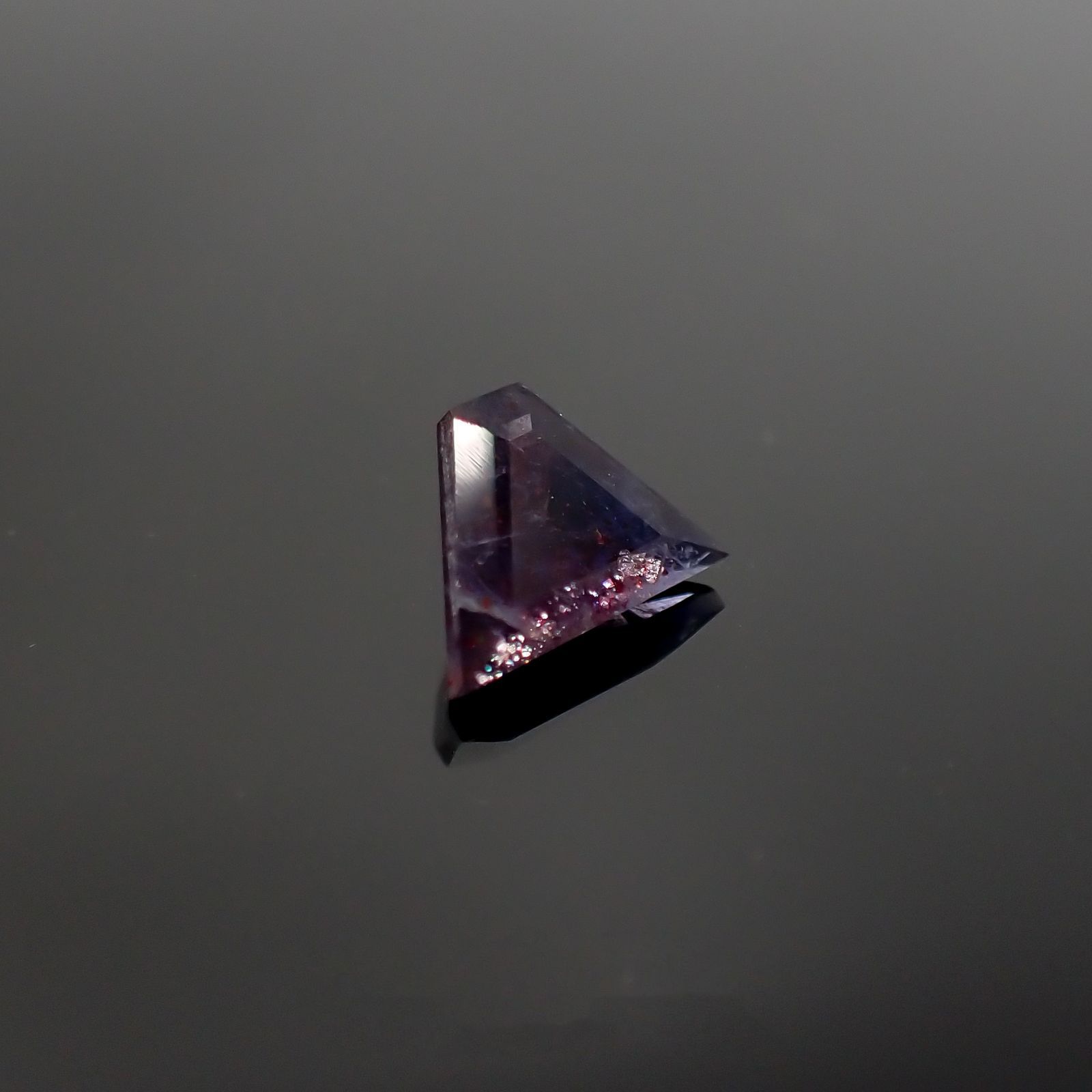 ◇カスタムカット◇アイオライトサンストーン(宝石名アベンチュリン・アイオライト) インド/ブラジル産 1.228ct ソ付(彩珠)[210711617]6.7×9.9mm前後