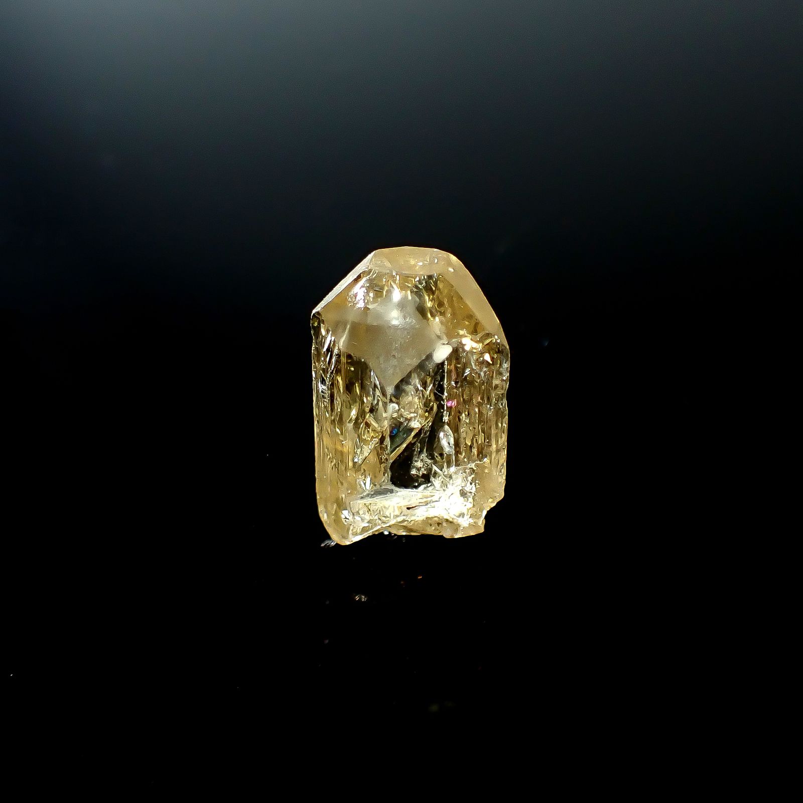インペリアルトパーズ 原石 ザンビア産 9.95ct / 16.3x10.1mm前後 [250730934]