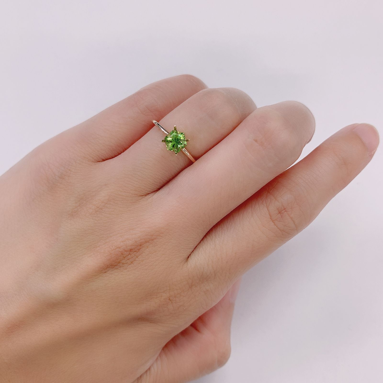 ◇ヘキサゴンカット◇ペリドット(宝石名ペリドット) パキスタン産 0.72ct 識別済[210813099]5×5mm前後