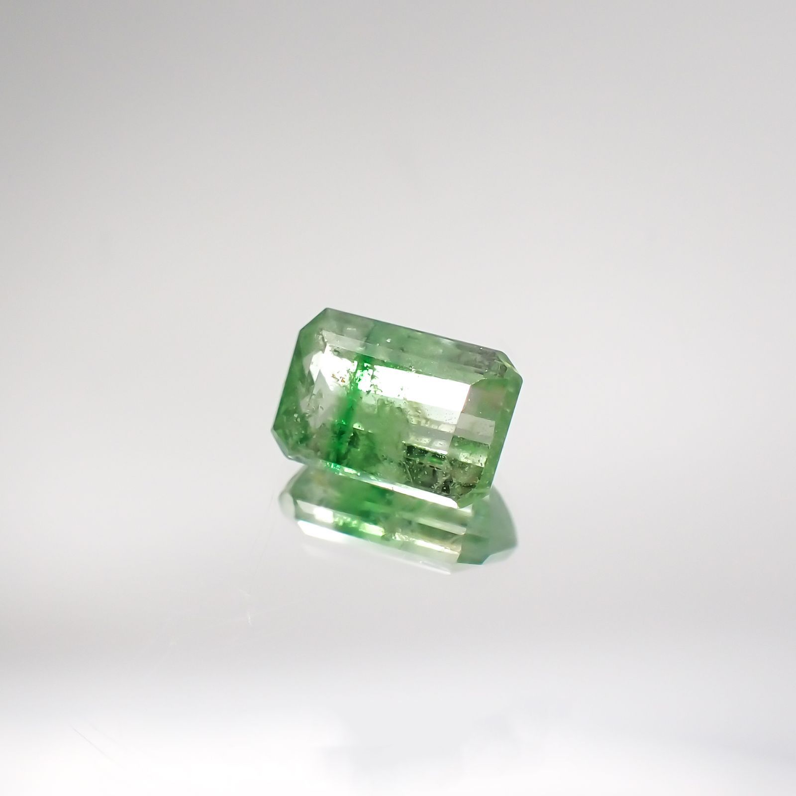 バイカラーツァボライト(宝石名グリーン グロッシュラー・ガーネット) タンザニア産 0.89ct 識別済[231225108]6.5×4.3mm前後
