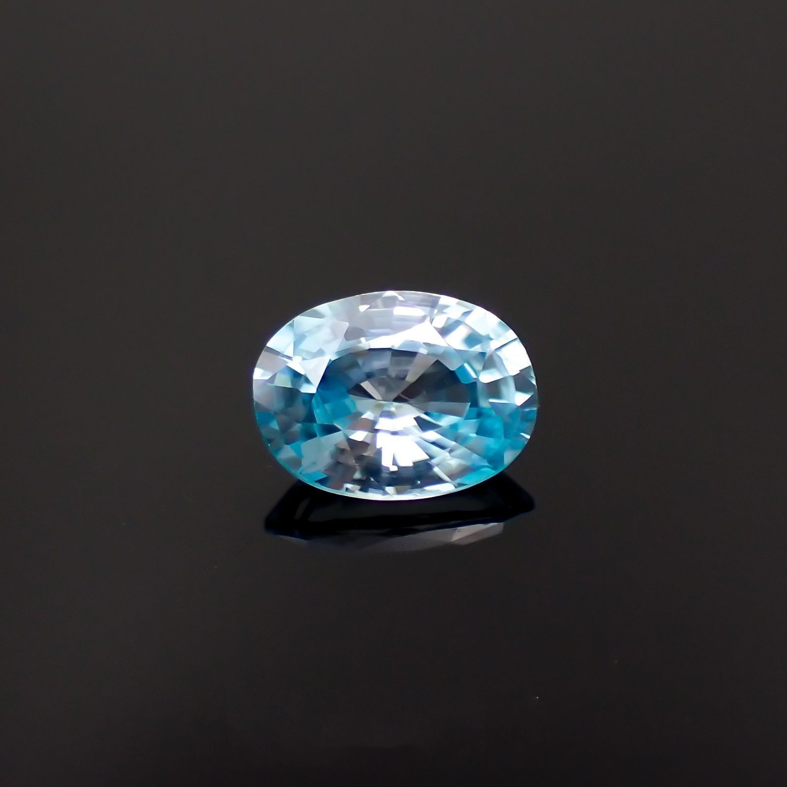 バイカラーブルージルコン カンボジア産 1.73ct / 7.9x5.9mm前後 [251120984]