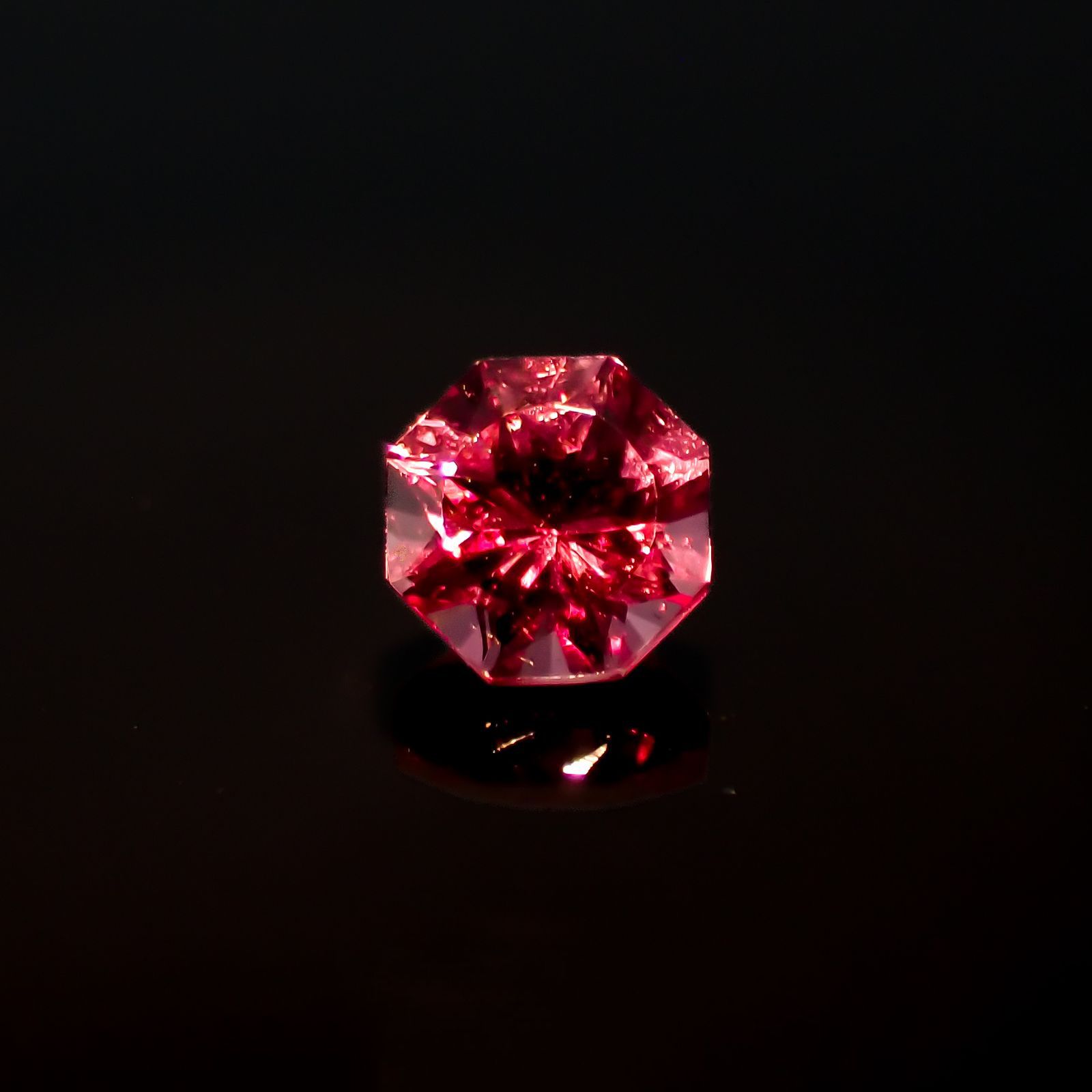 ◇オクタゴンカット◇カラーシフトマラヤガーネットSA(宝石名ガーネット)タンザニア産 0.41ct 識別済[220918046]4.1x4mm前後