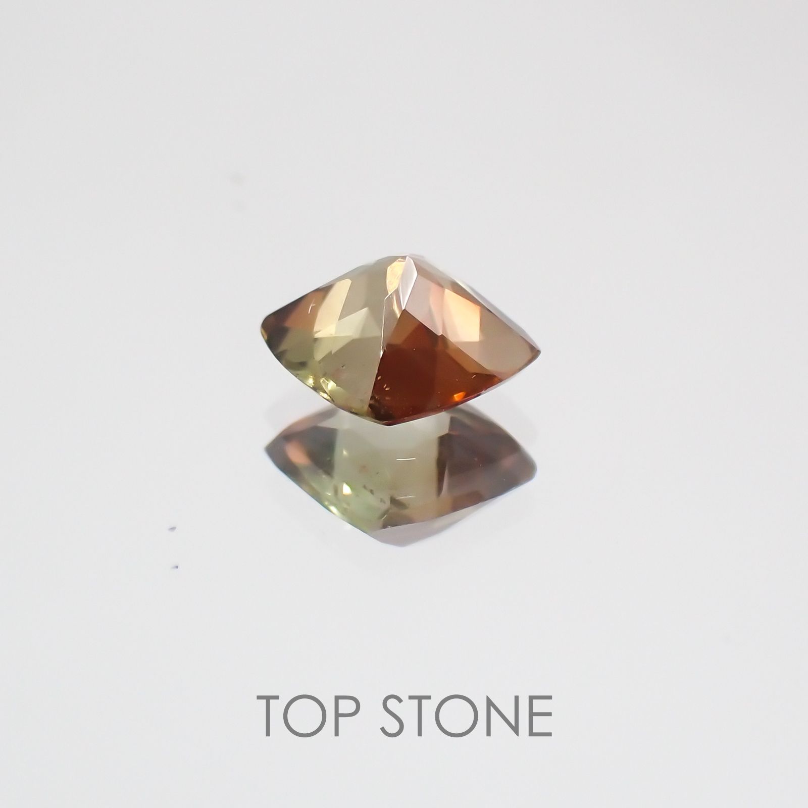 バイカラーアンダリュサイト スリランカ産 ルース 0.61ct[21059871]5.2×5.2mm前後