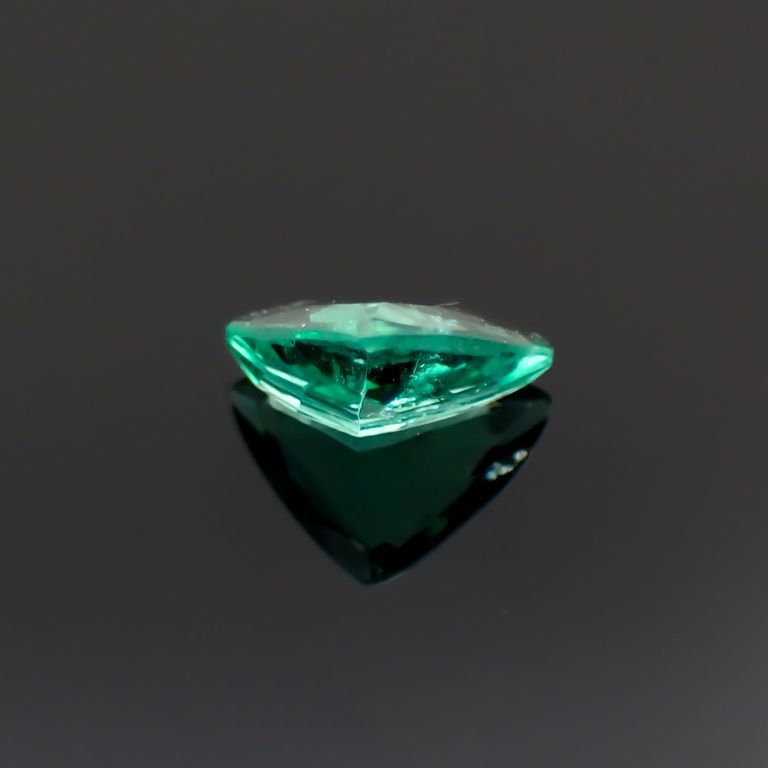 パライバトルマリン(宝石名トルマリン/別名パライバ・トルマリン)ブラジル・パライバ州バターリャ鉱山産 0.25ct 識別済[221018807]3.8x5.5mm前後
