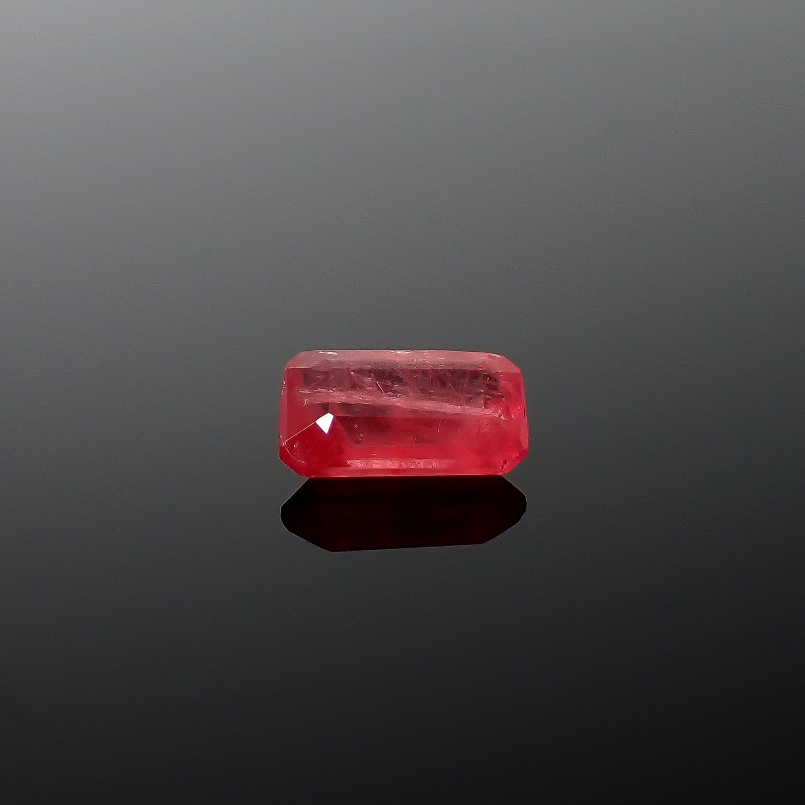 ロードナイト(宝石名ロードナイト)ブラジル産 識別済 0.71ct / 6.5x3.8mm前後 [260732649]